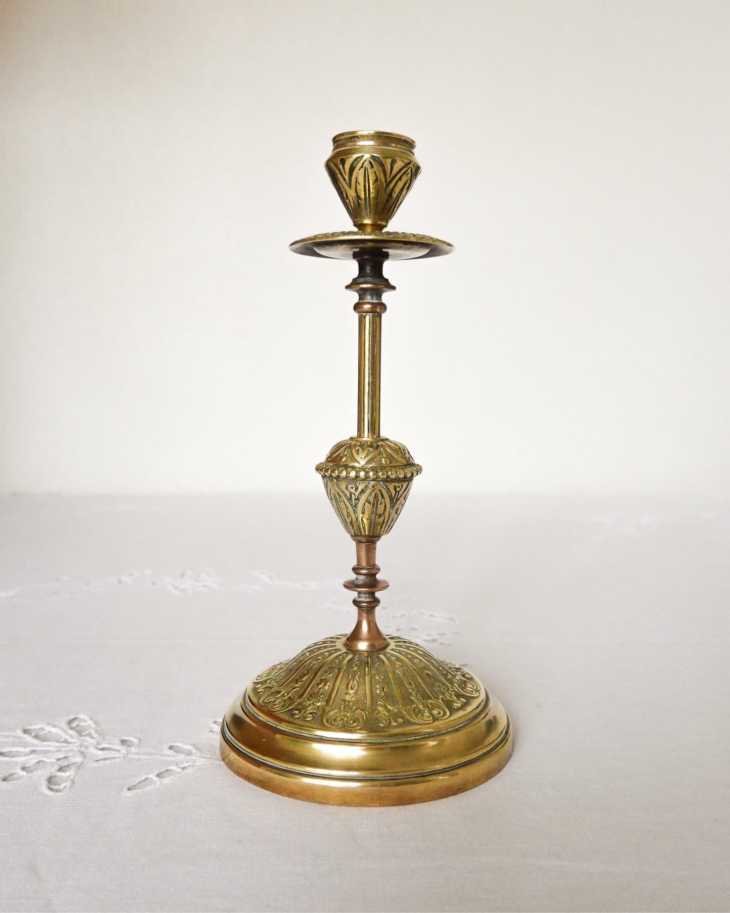 Lot de 2 bougeoirs anciens en laiton, forme flambeau, élégance classique
