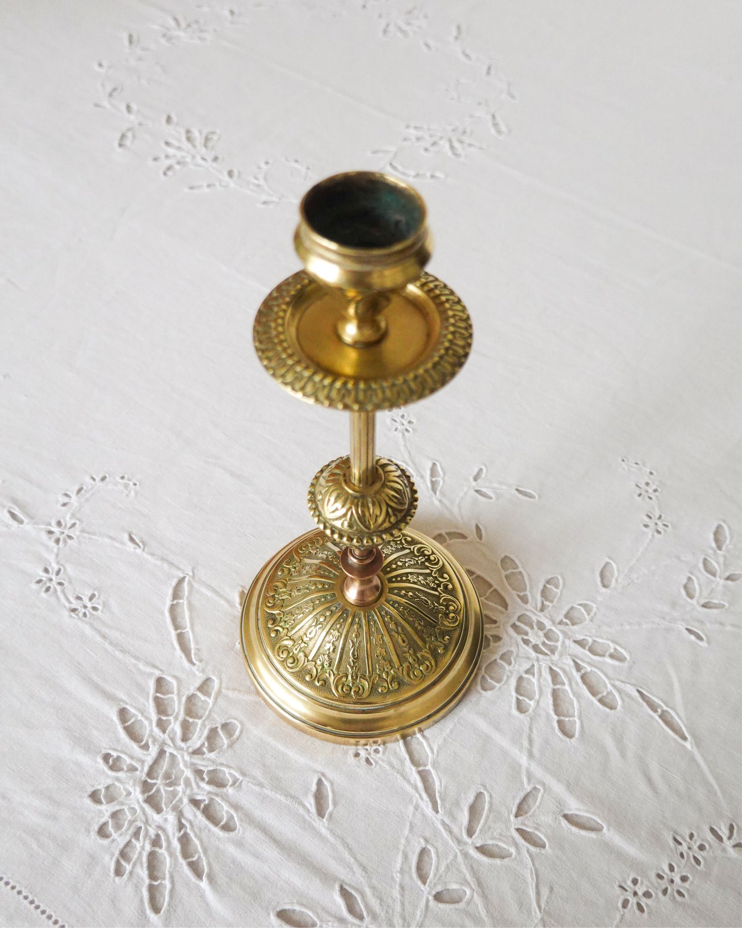 Lot de 2 bougeoirs anciens en laiton, forme flambeau, élégance classique