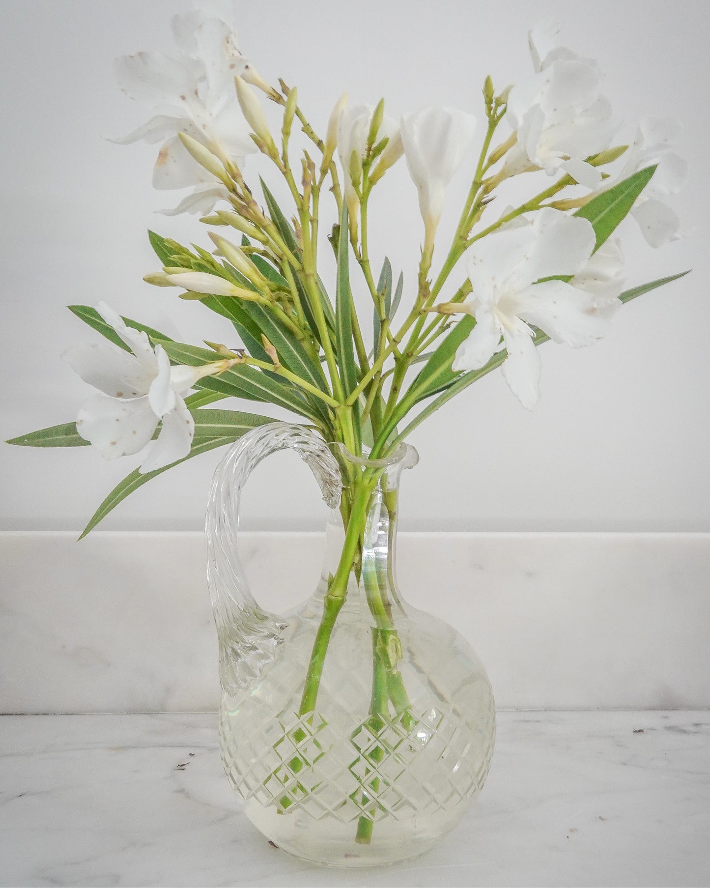Petite carafe en verre ciselé, élégante et raffinée
