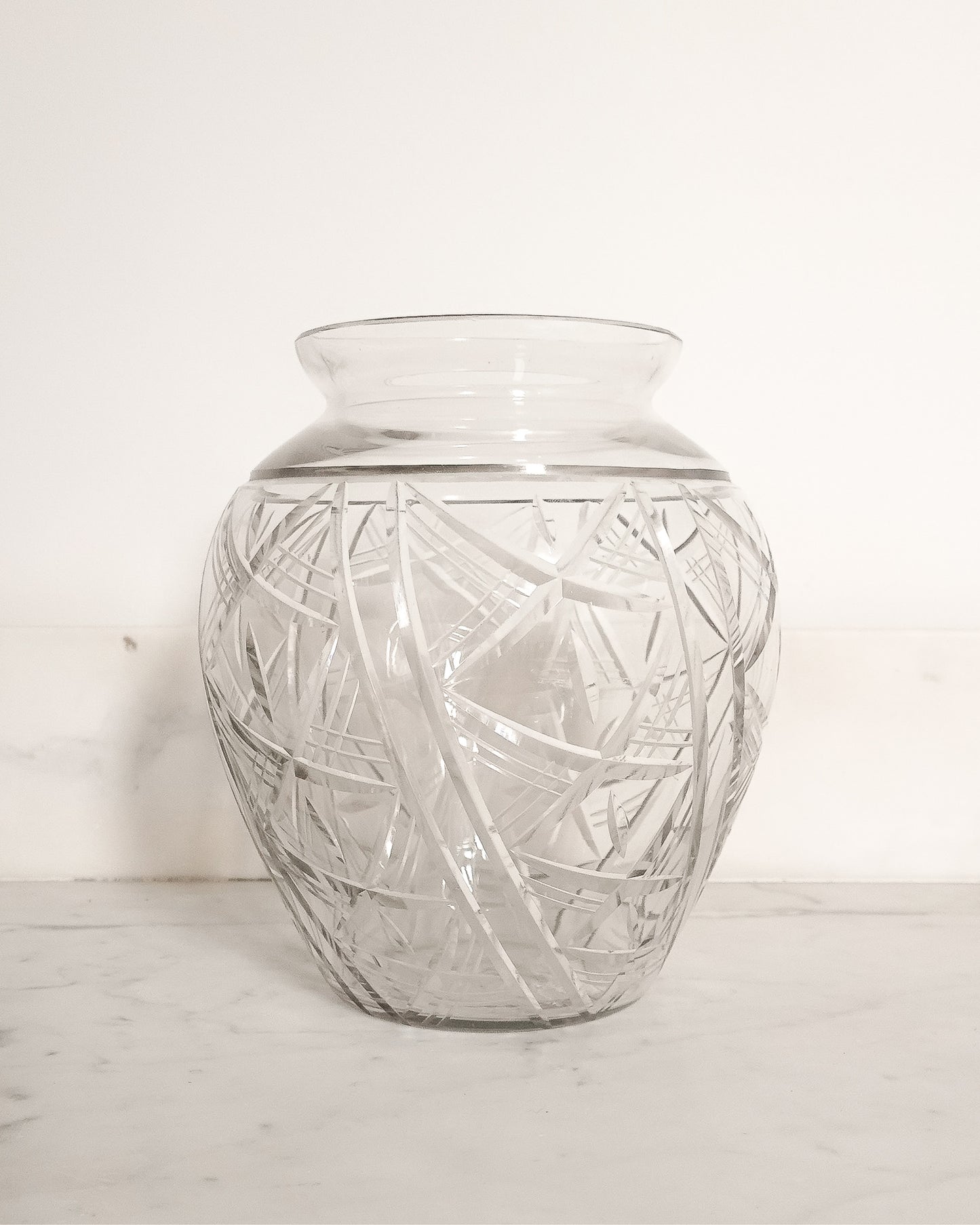 Vase boule en verre pressé moulé, style Art Déco, grand format