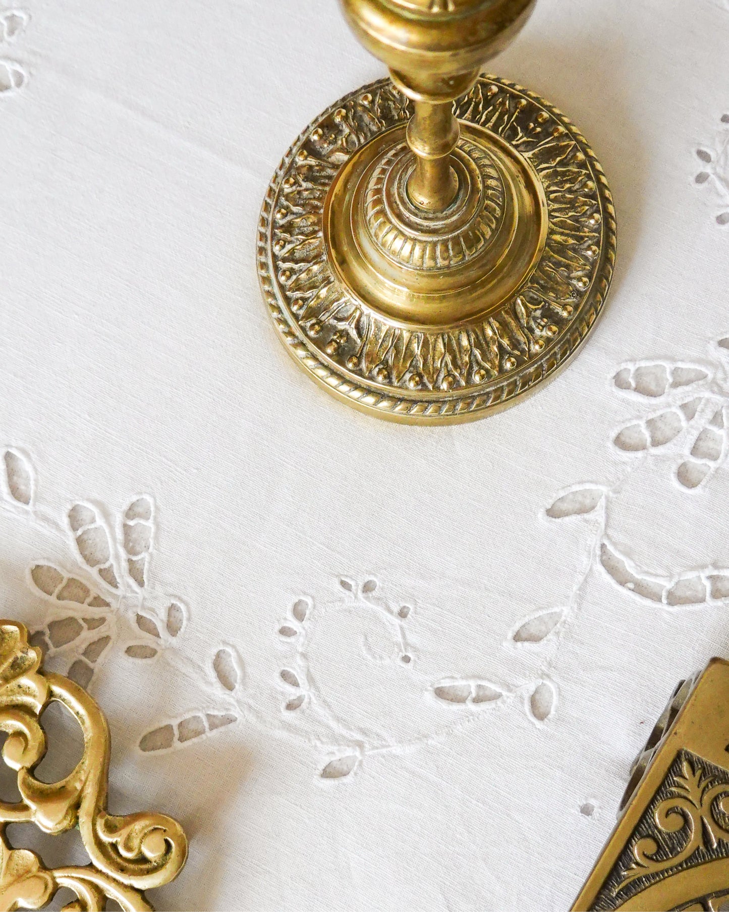 Bougeoir ancien en laiton, travail raffiné, élégance intemporelle