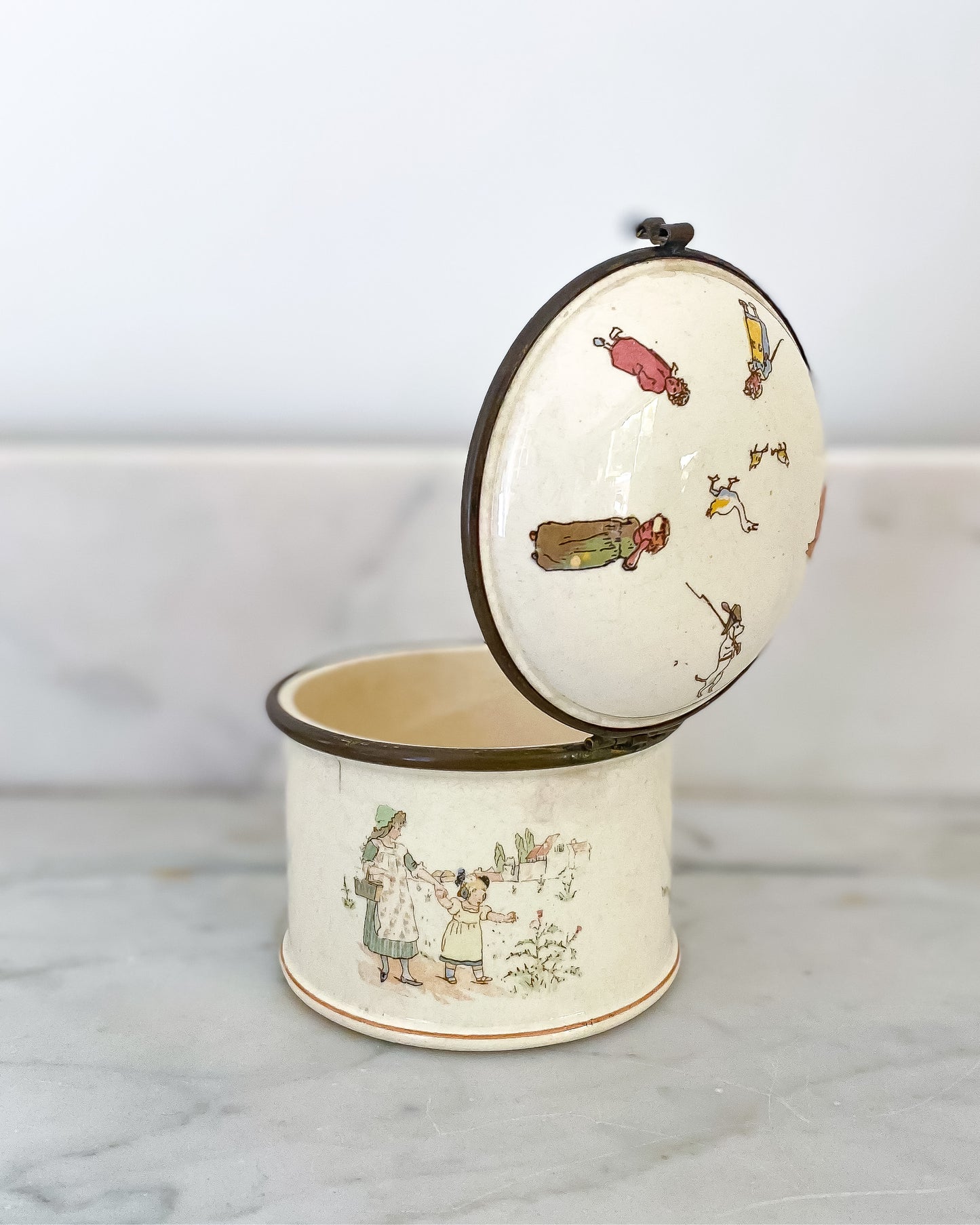 Boîte ancienne en faïence, poudrier Sarreguemines, décor "Enfants Richard"