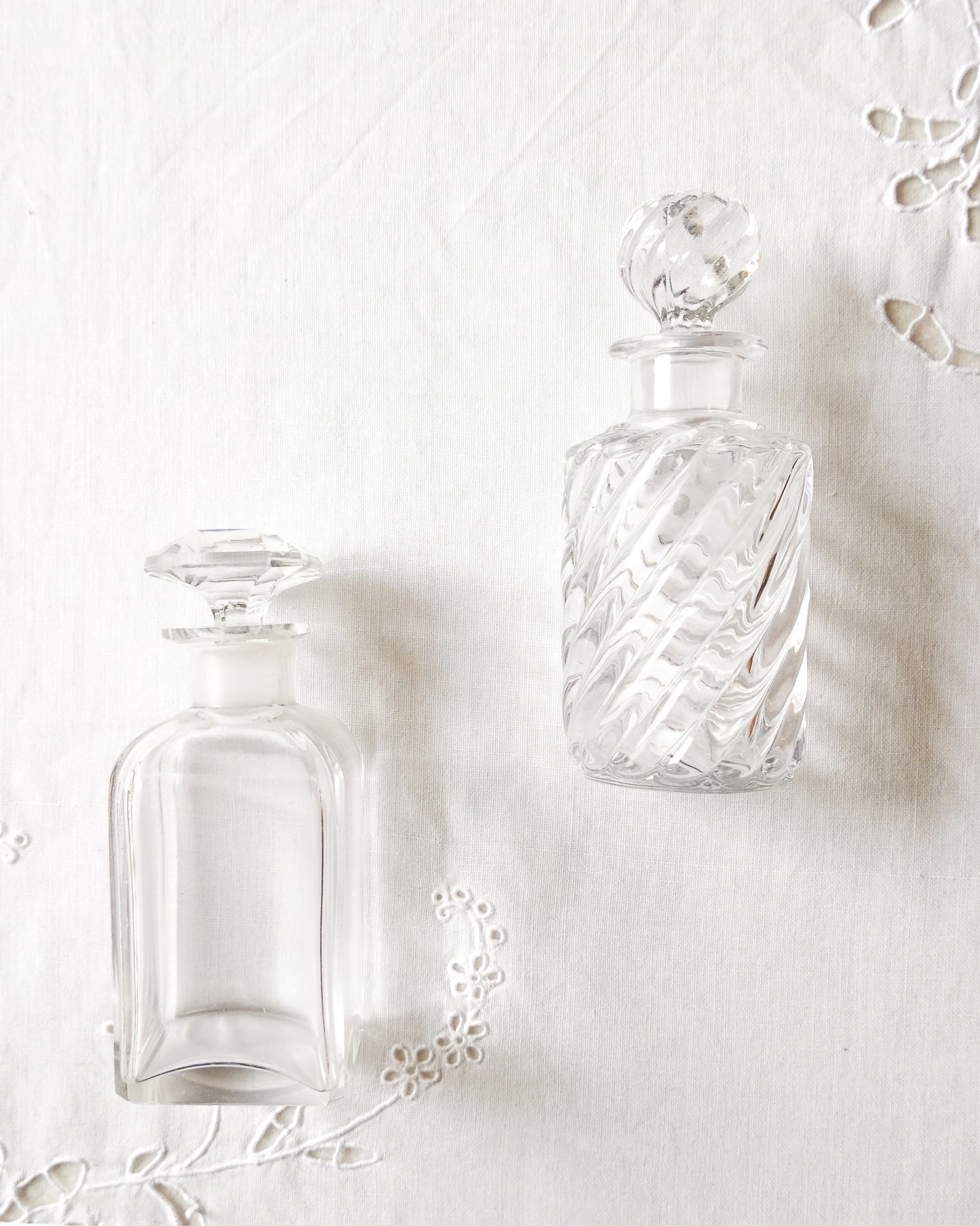 Flacon en verre avec bouchon, objet décoratif élégant