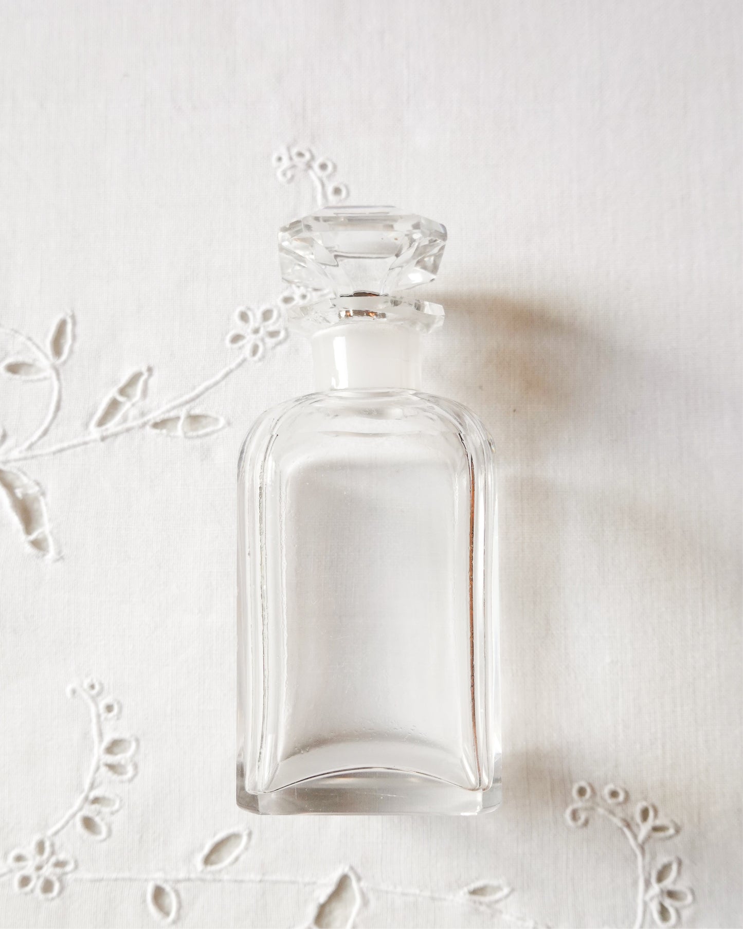 Flacon en verre avec bouchon, objet décoratif élégant