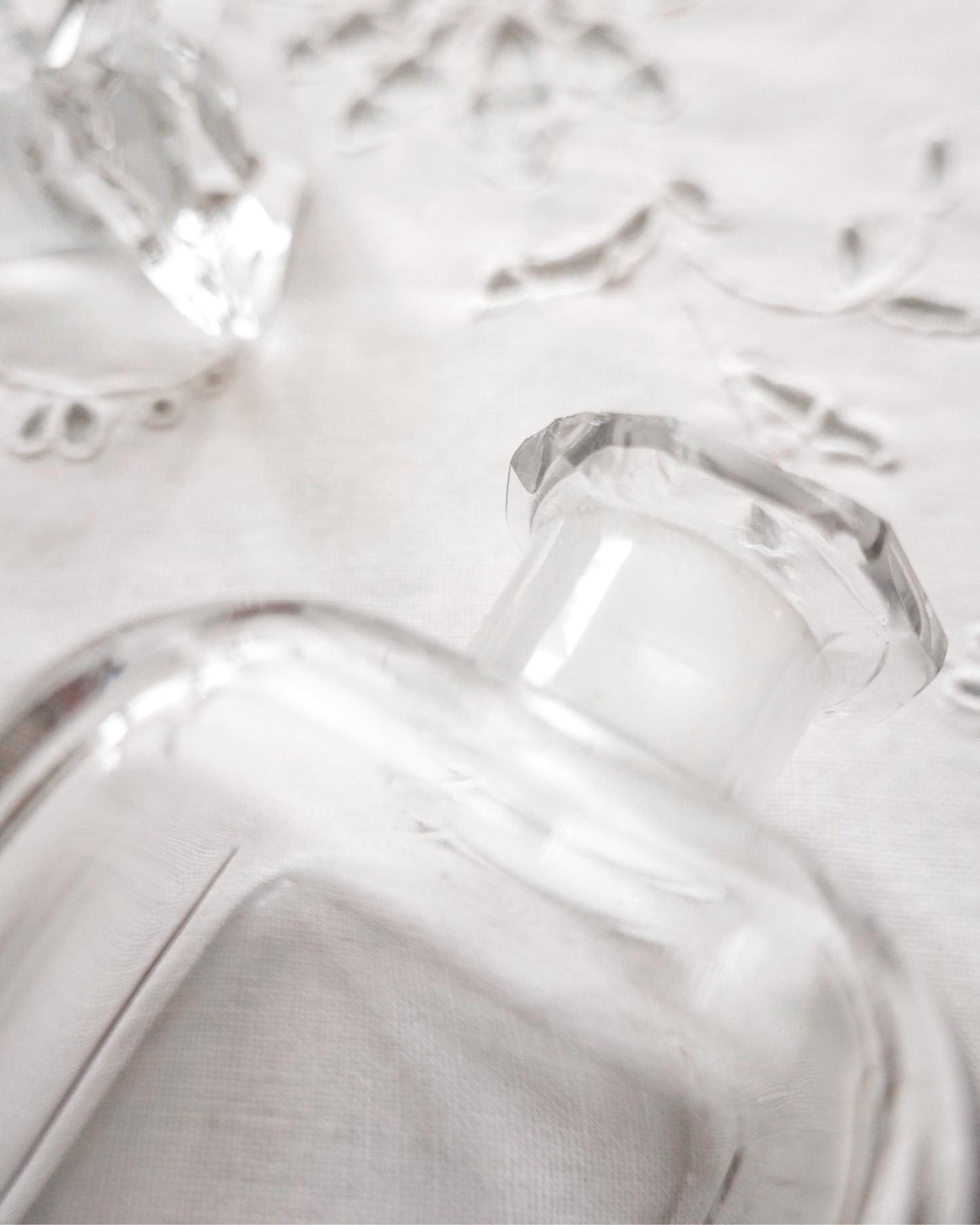 Flacon en verre avec bouchon, objet décoratif élégant