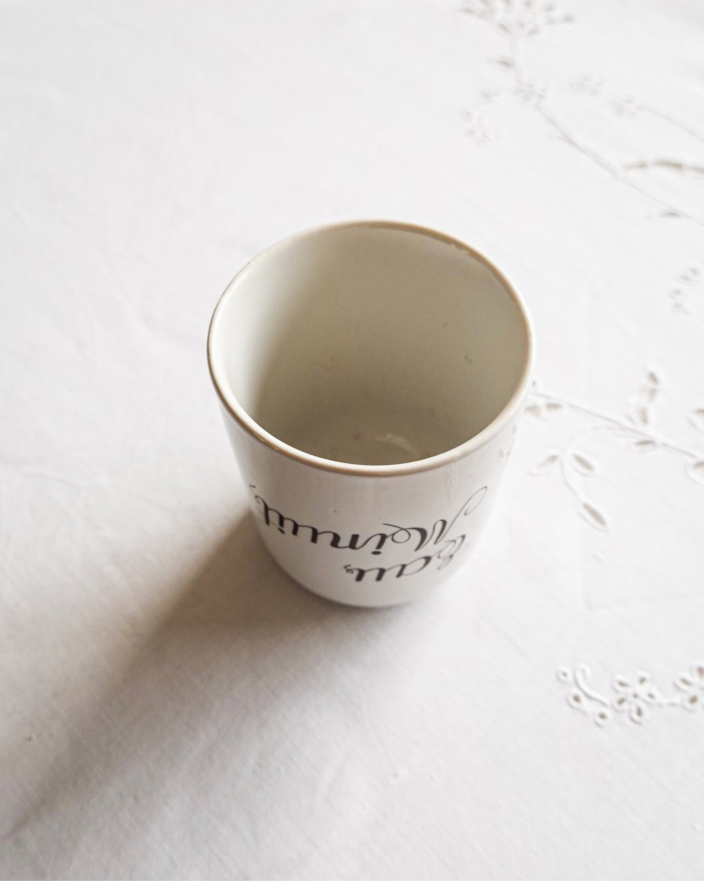 Verre en céramique blanc imprimé eau de minuit