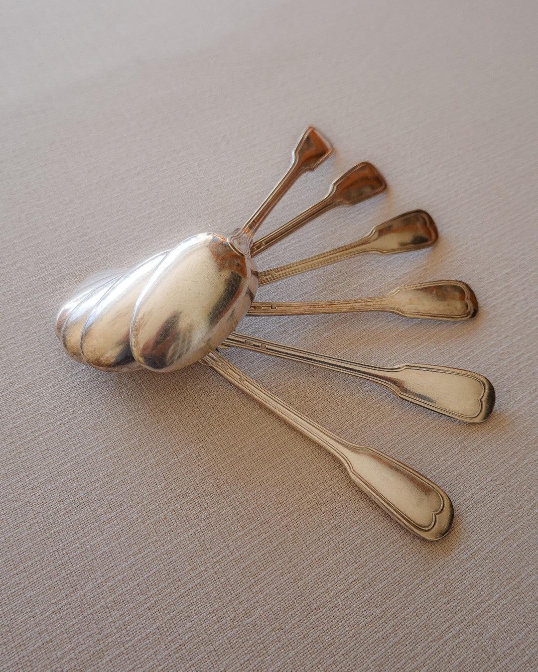 6 petites cuillères en argent, modèle à filet, couverts anciens