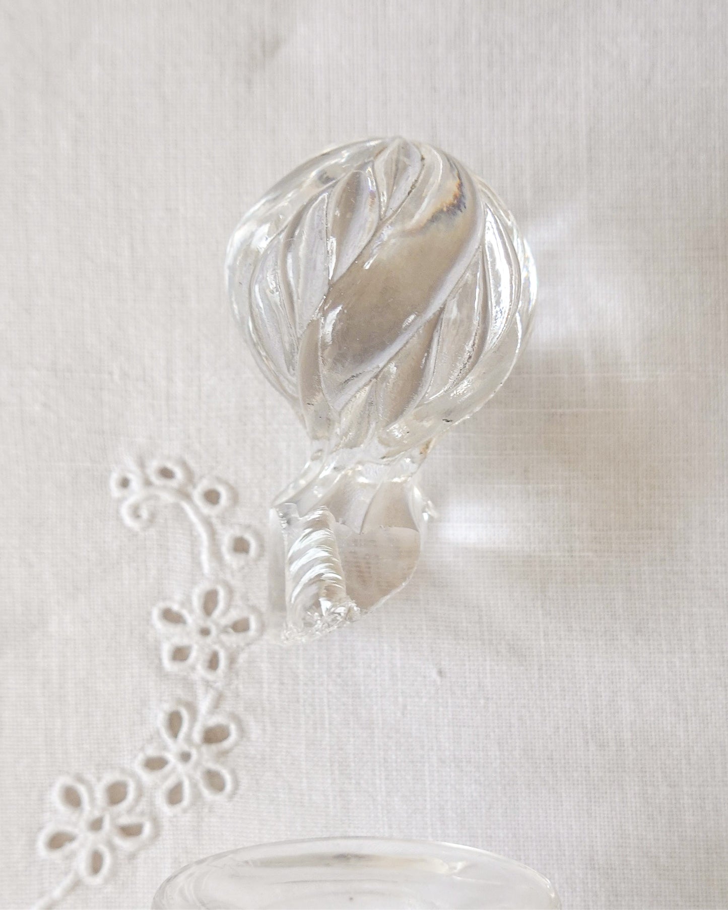 Petit flacon ancien en cristal Baccarat, numéroté, objet de déco raffiné