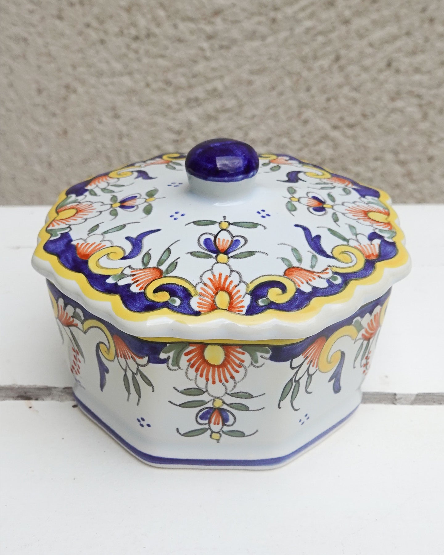 Ancien beurrier avec couvercle, détourné en vide-poche ou boîte à bagues