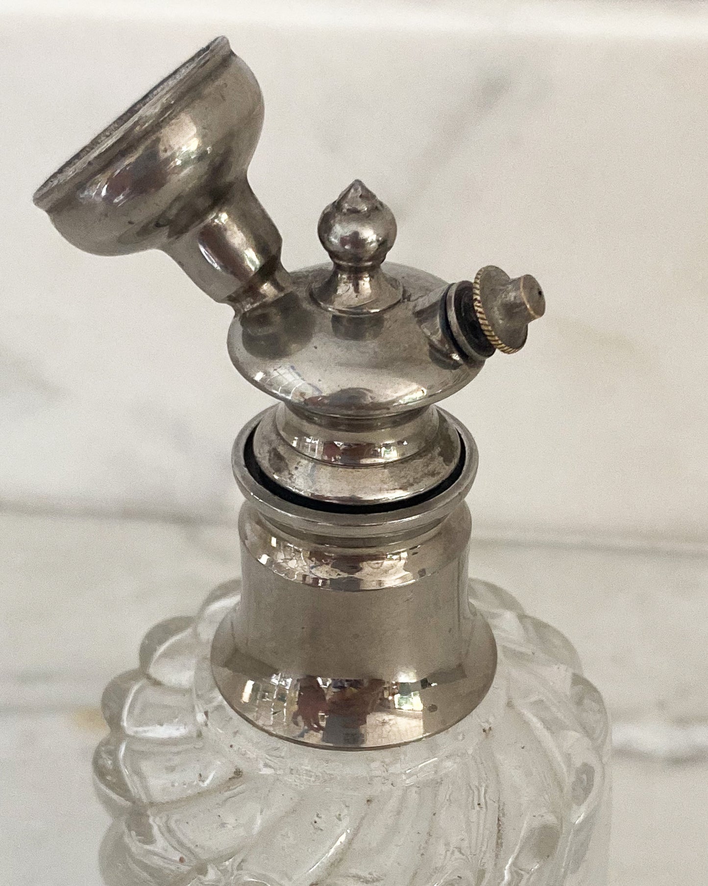 Flacon vaporisateur en cristal Baccarat, fabriqué en France, estampillé