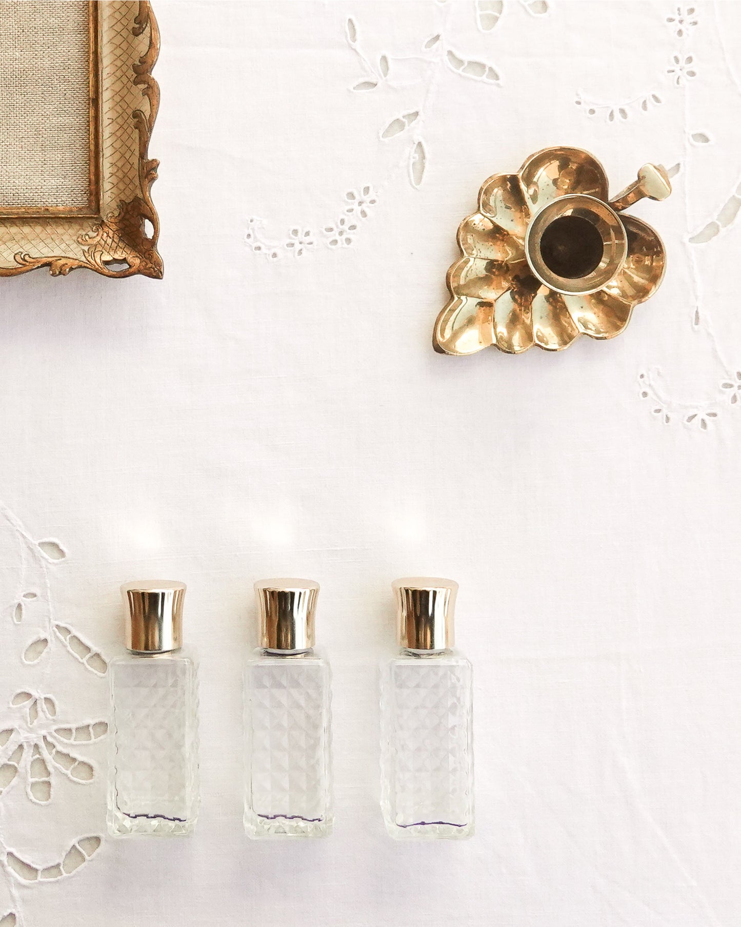 Trio de flacons à parfum vintage, verre diamanté transparent, bouchons dorés