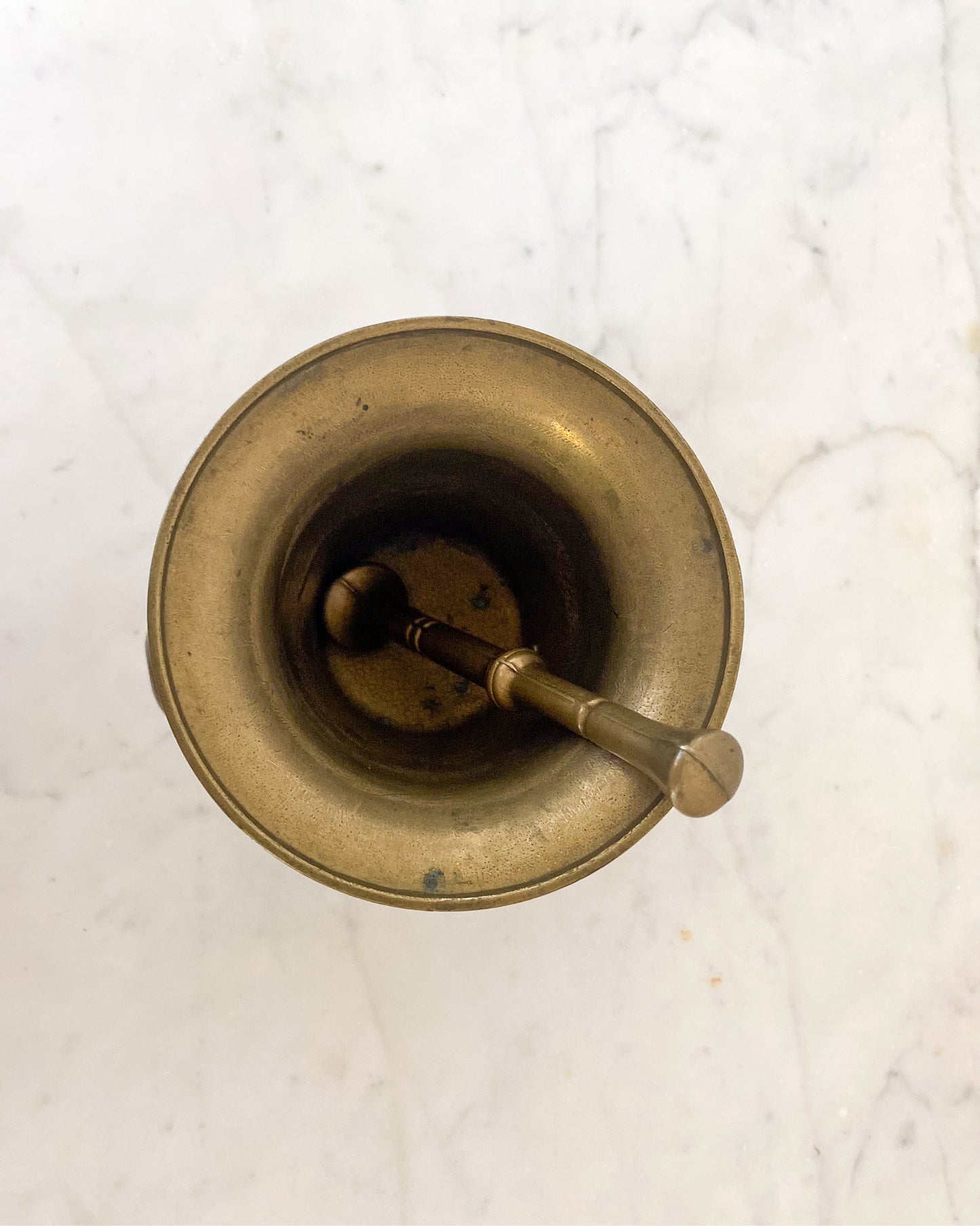 Ancien mortier d'apothicaire en bronze avec pilon, pièce décorative et utile