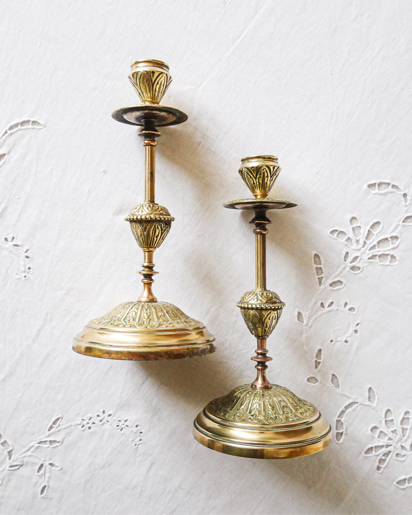 Lot de 2 bougeoirs anciens en laiton, forme flambeau, élégance classique