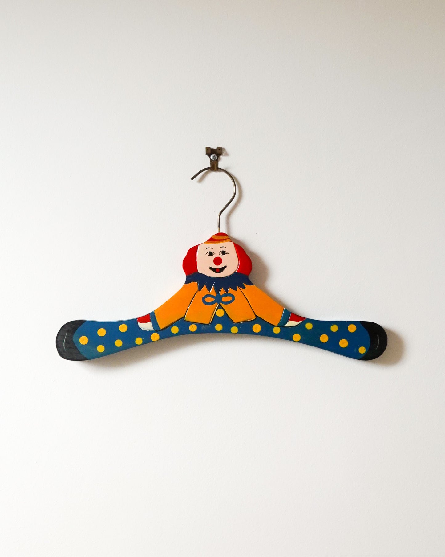 Cintre enfant en bois, clown multicolore