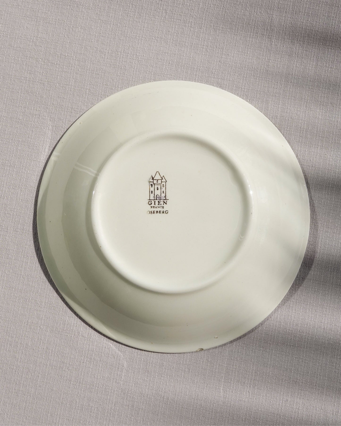 Assiette creuse au motif floral et géométrique de la marque Gien