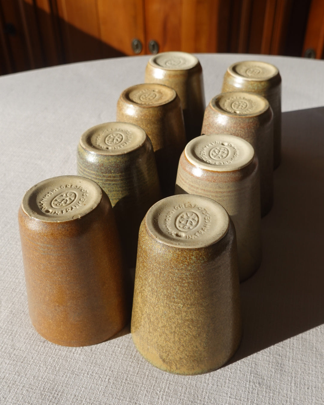 Lot de 8 gobelets en grès émaillé Digoin, fabriqués en France