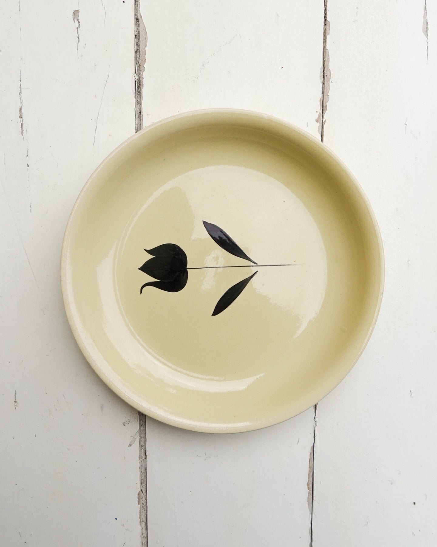 Plat motif Tulipe de la Faïencerie de Niderviller