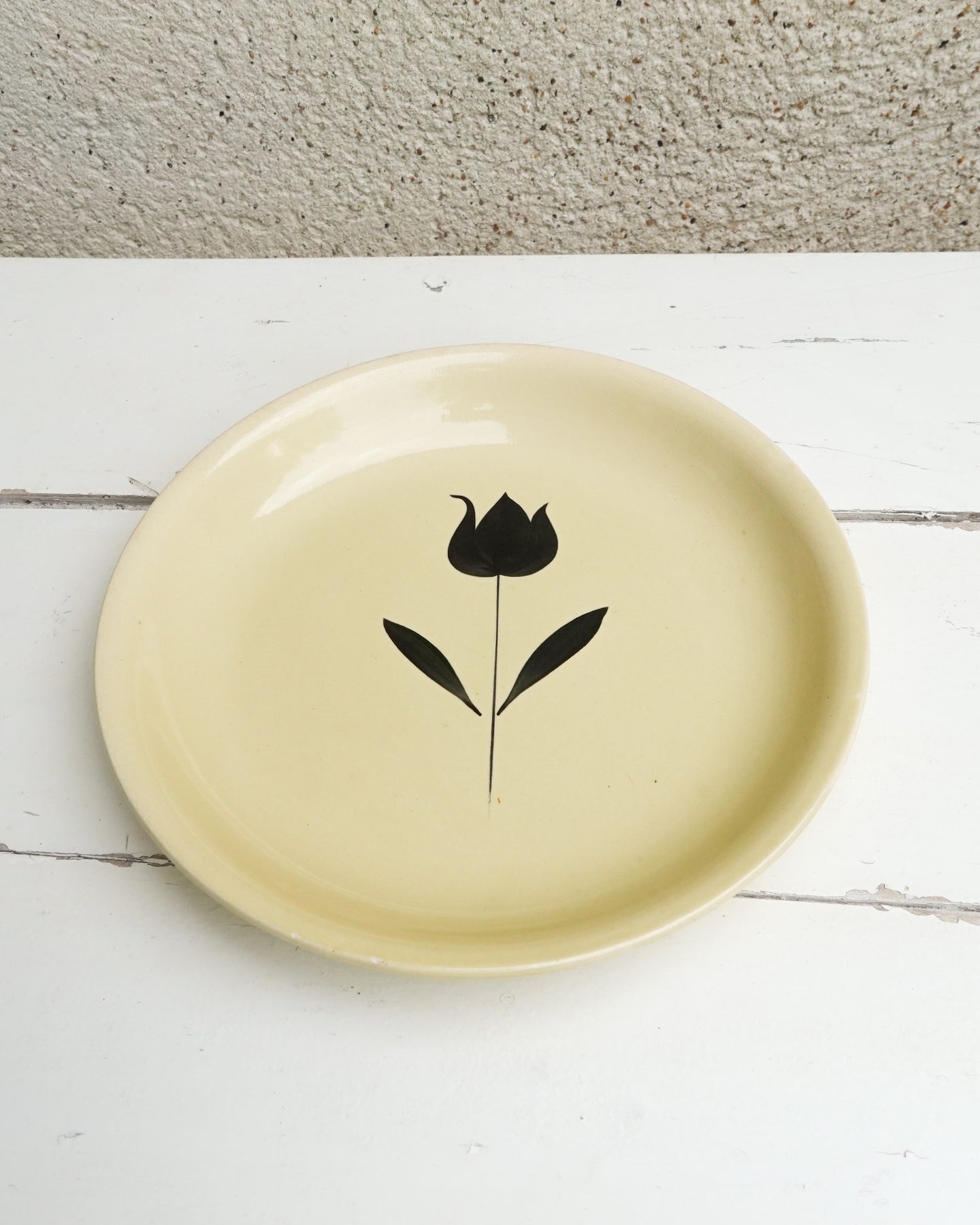 Plat motif Tulipe de la Faïencerie de Niderviller