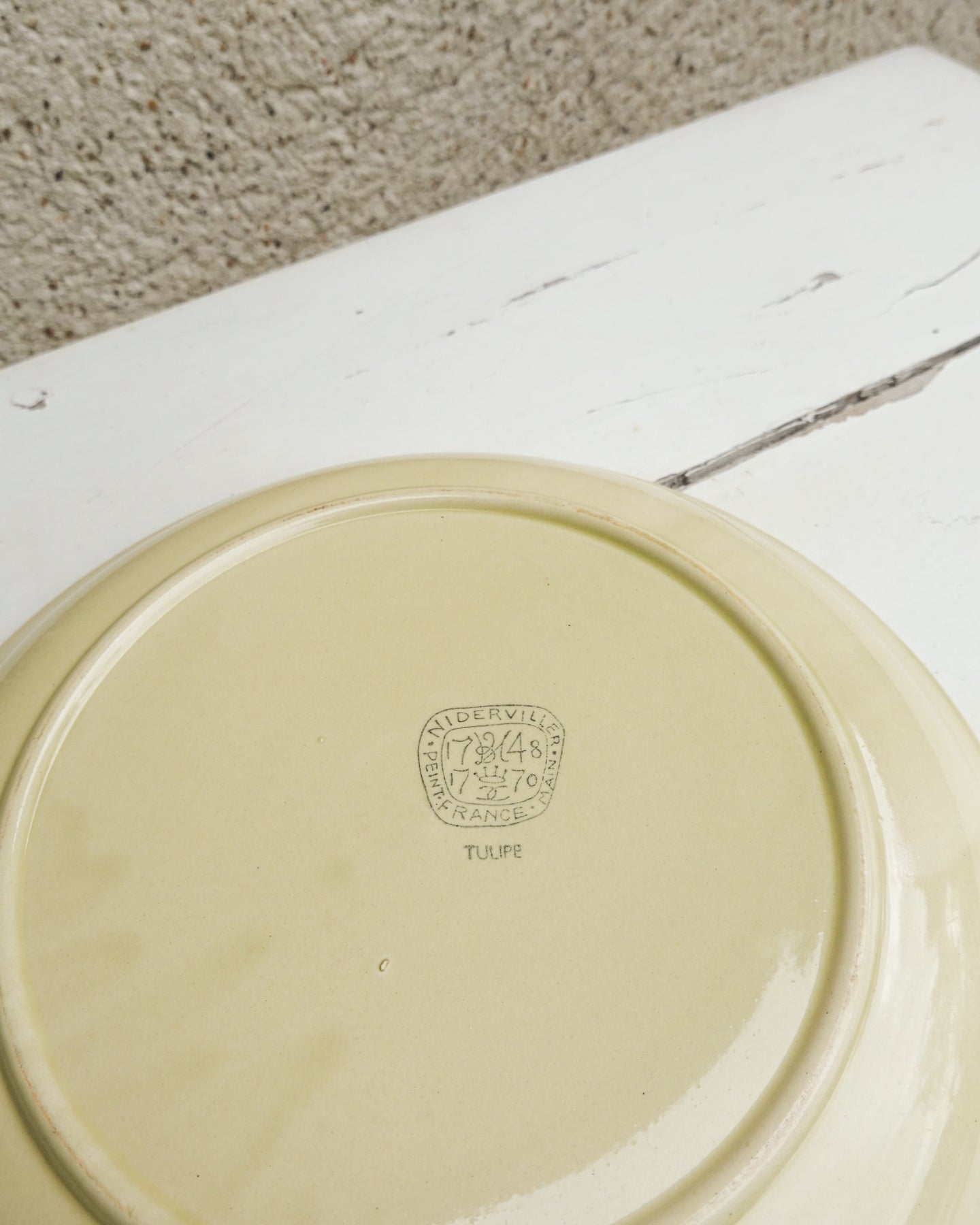 Plat motif Tulipe de la Faïencerie de Niderviller