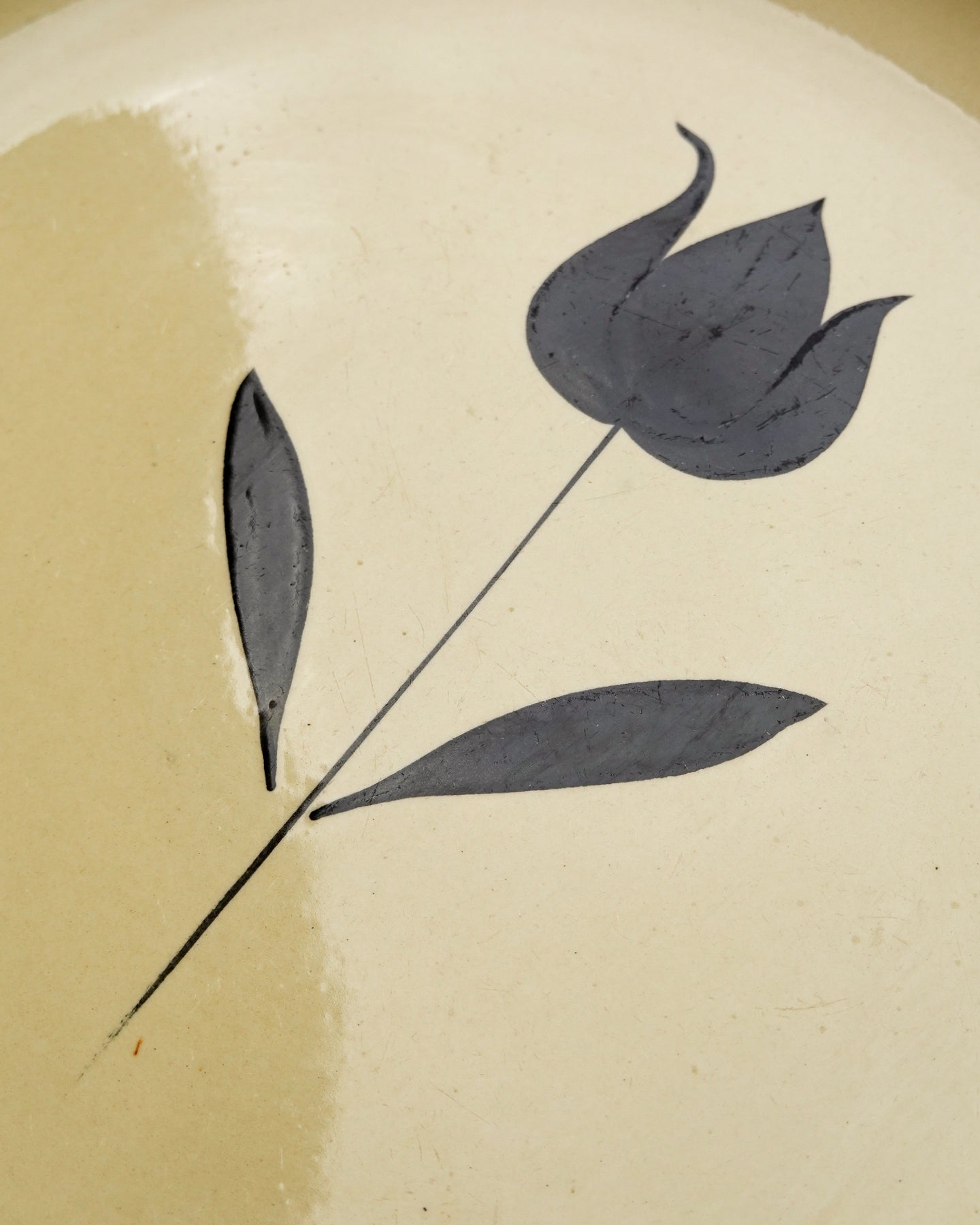 Plat motif Tulipe de la Faïencerie de Niderviller
