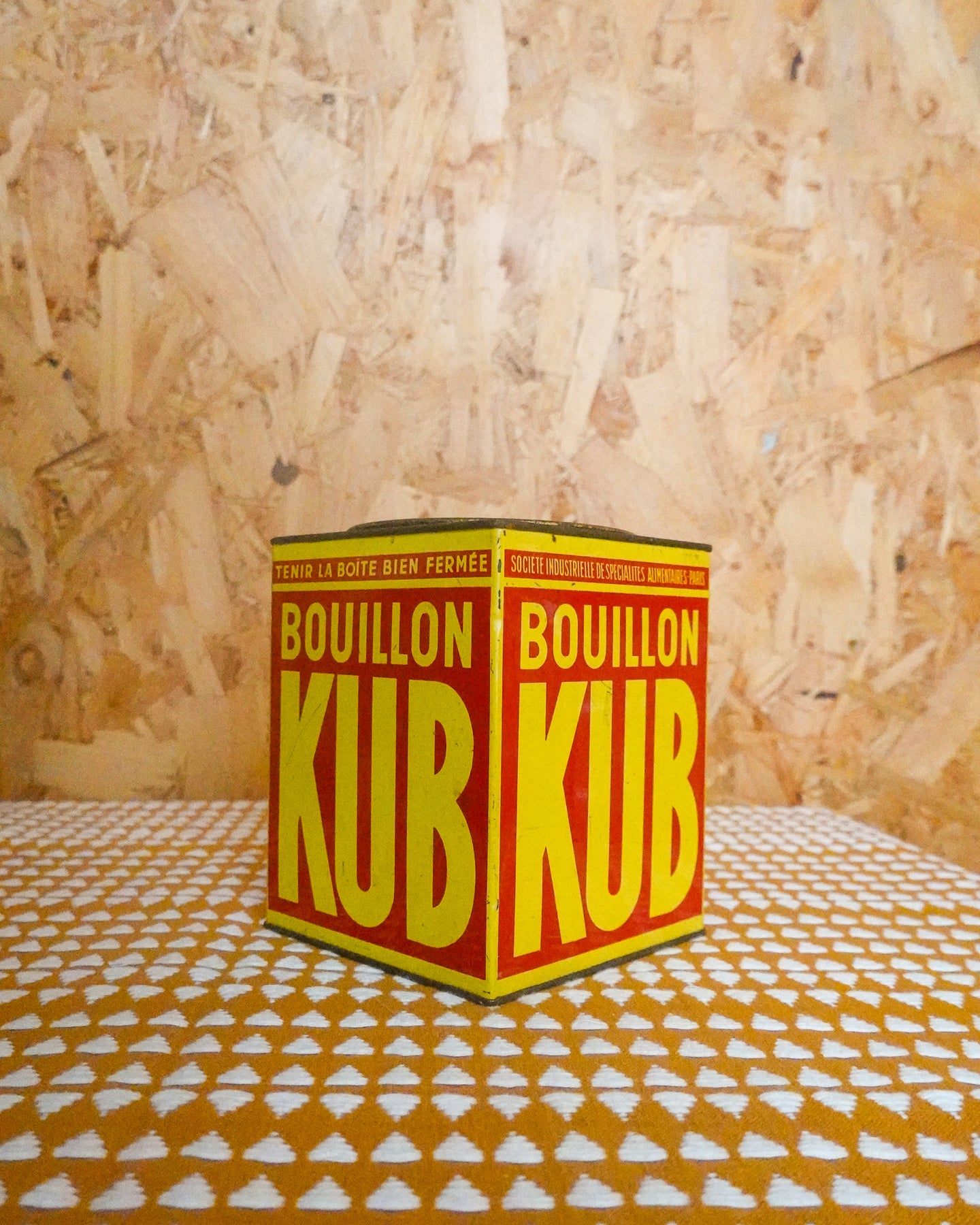 Ancienne boîte KUBOR, métal jaune et rouge, style rétro