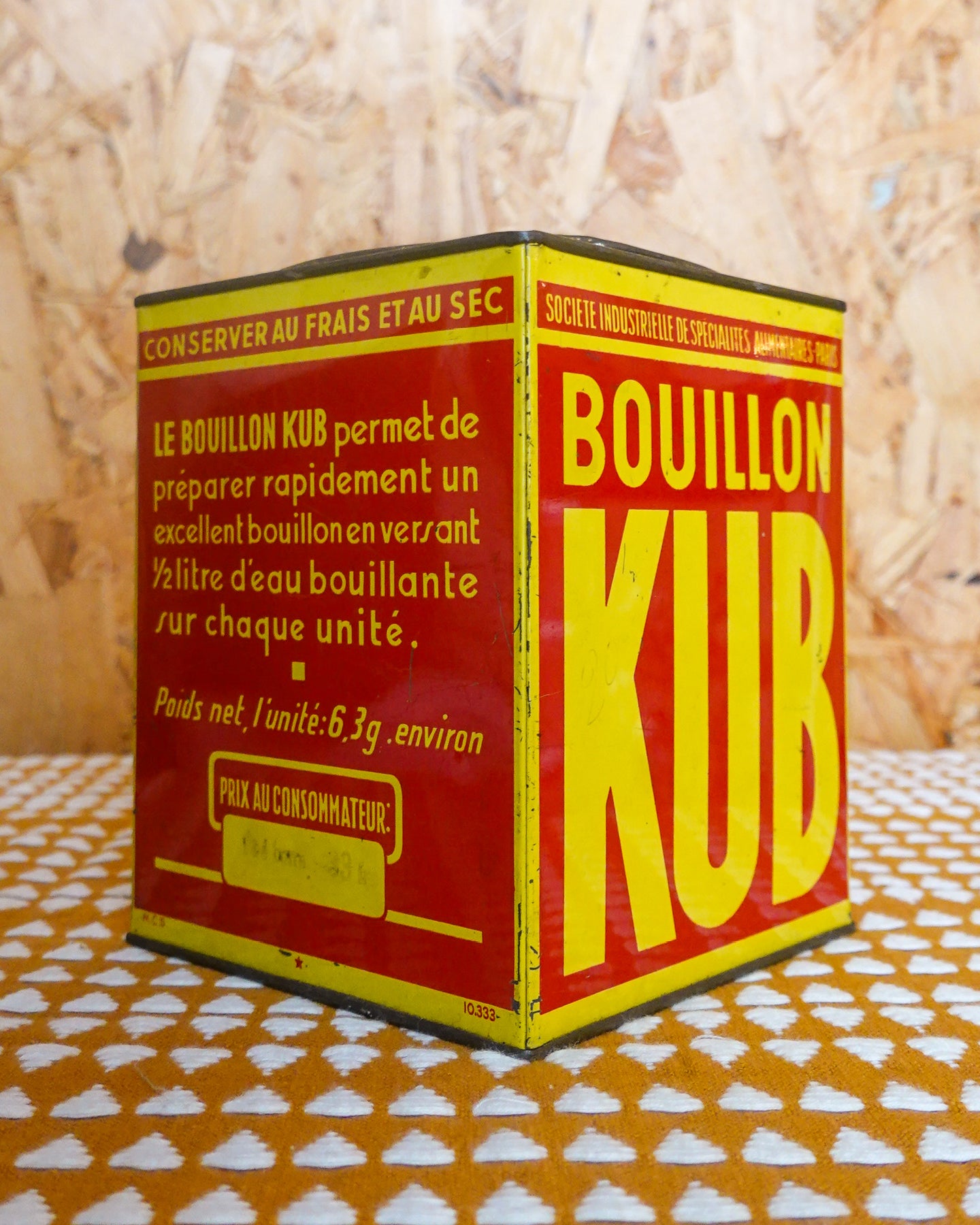 Ancienne boîte KUBOR, métal jaune et rouge, style rétro