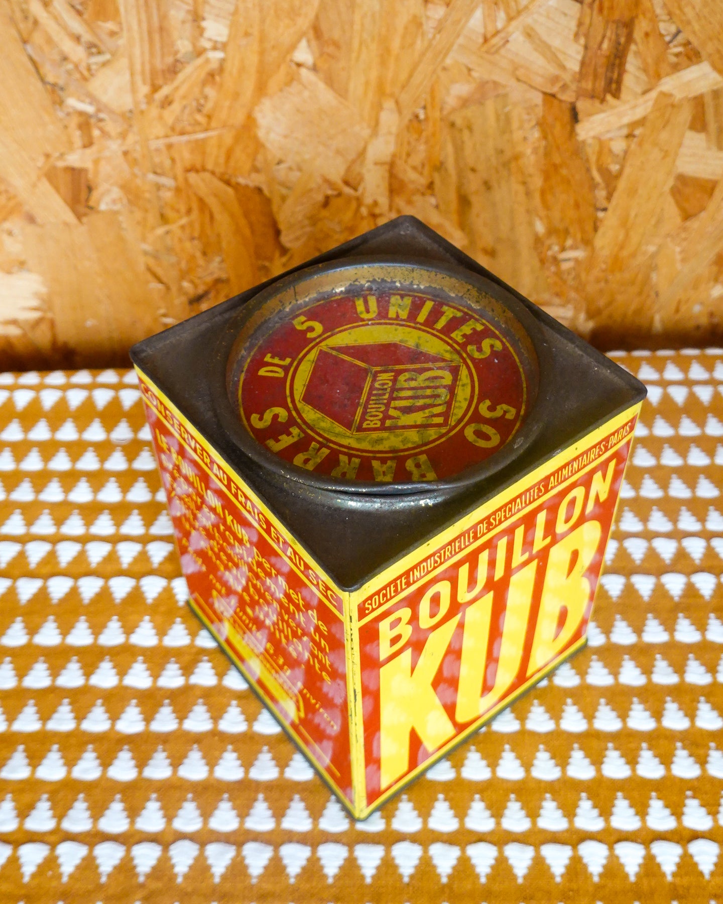 Ancienne boîte KUBOR, métal jaune et rouge, style rétro