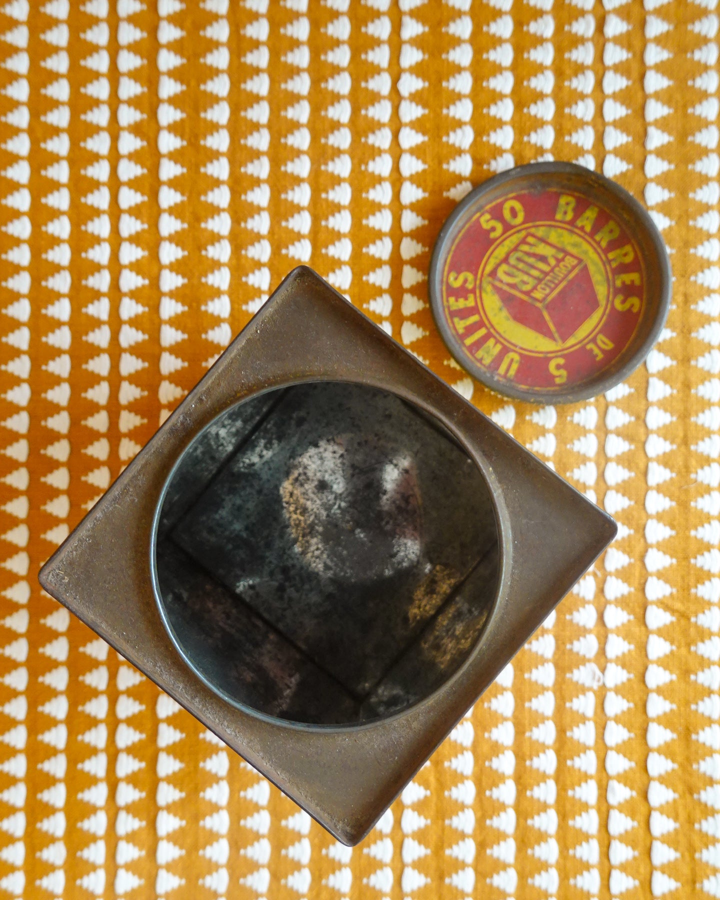 Ancienne boîte KUBOR, métal jaune et rouge, style rétro