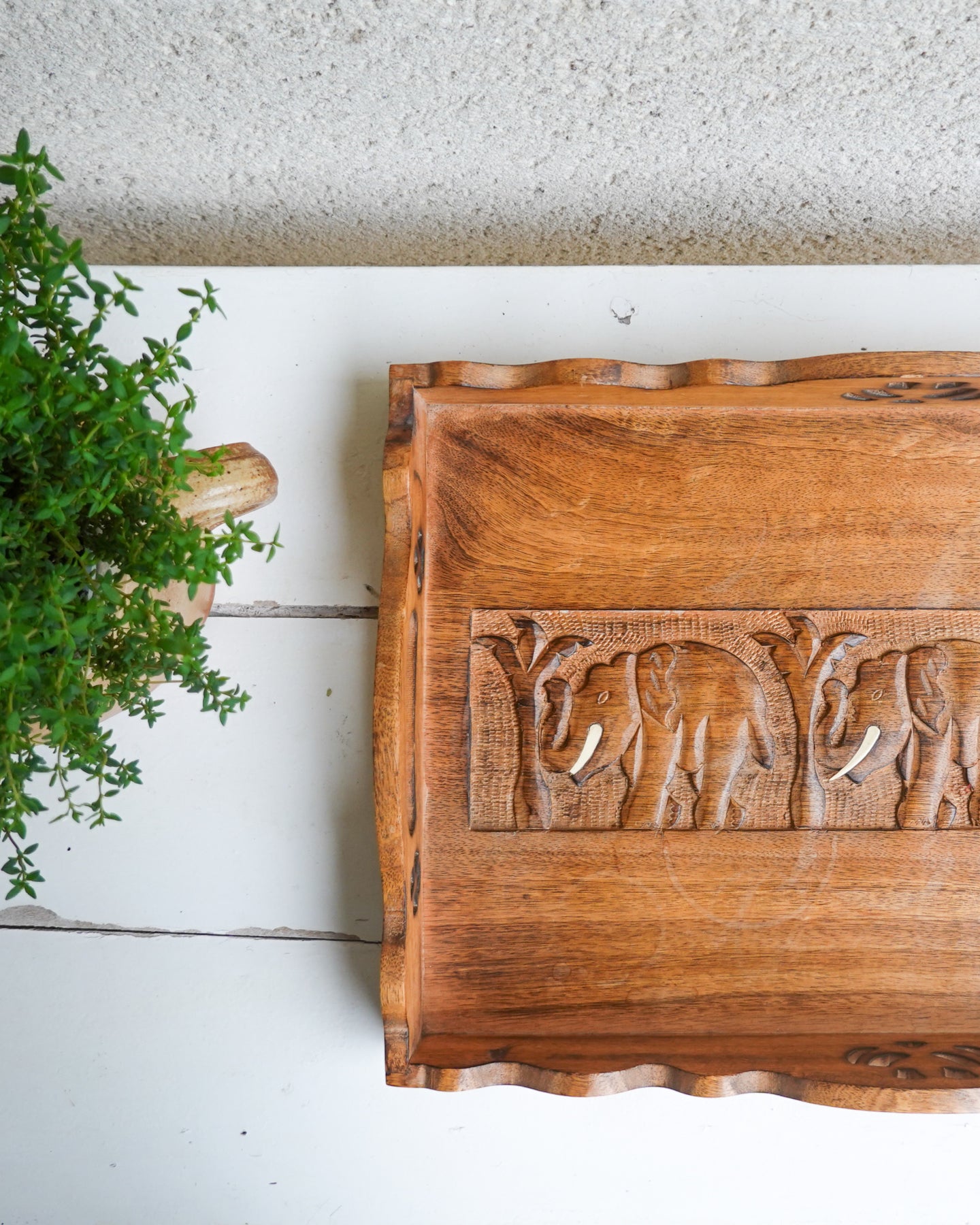 Plateau en bois sculpté à la main, motif éléphants