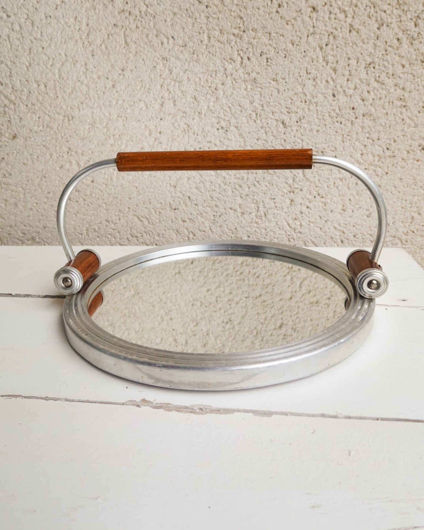 Plateau miroir vintage avec anse en métal et bois, design années 50