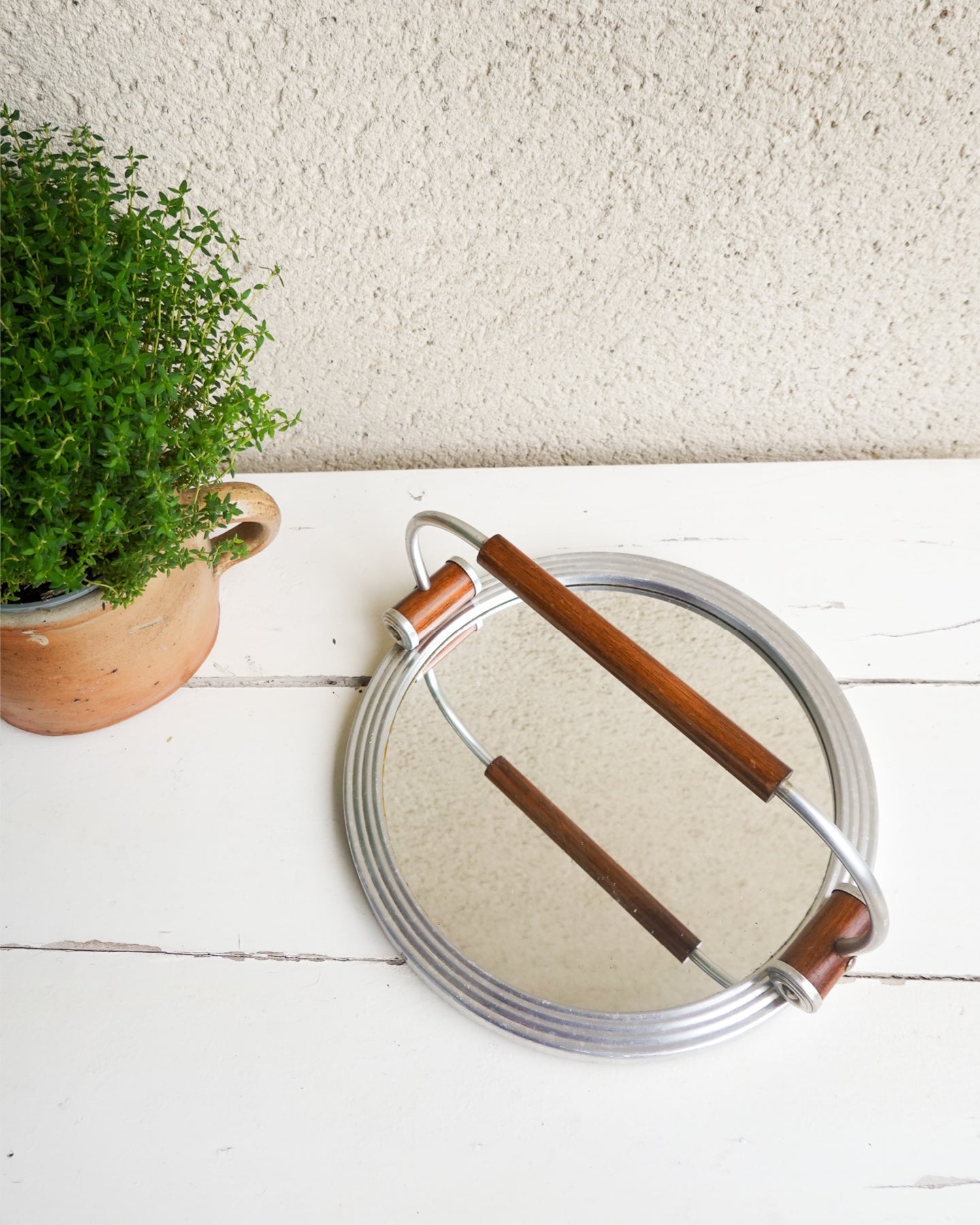 Plateau miroir vintage avec anse en métal et bois, design années 50