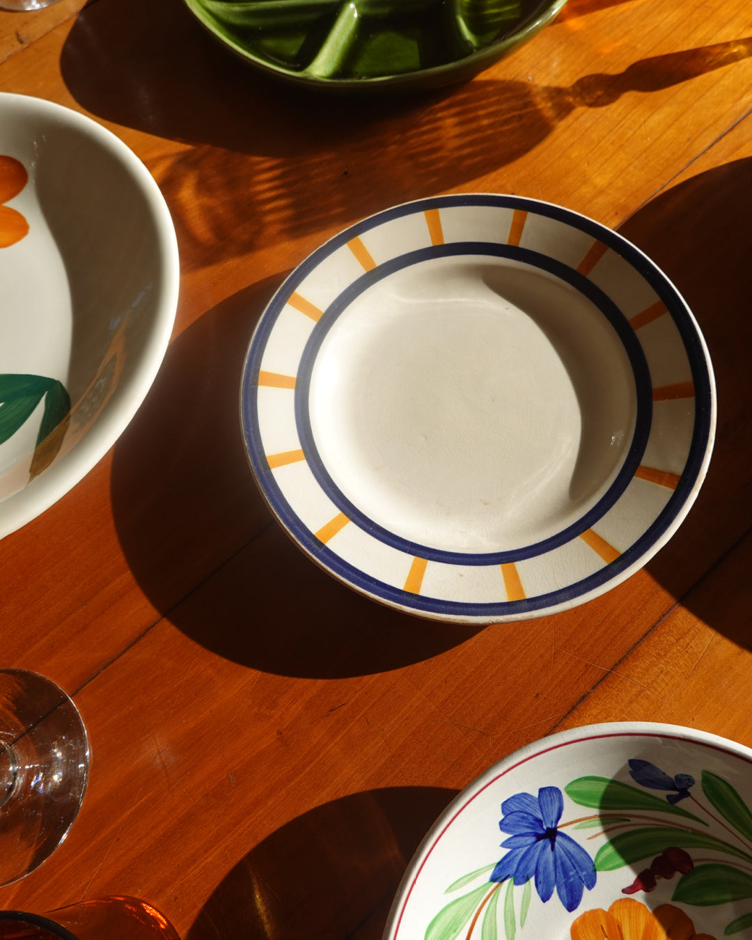 Ensemble de 5 assiettes assorties, service champêtre vintage