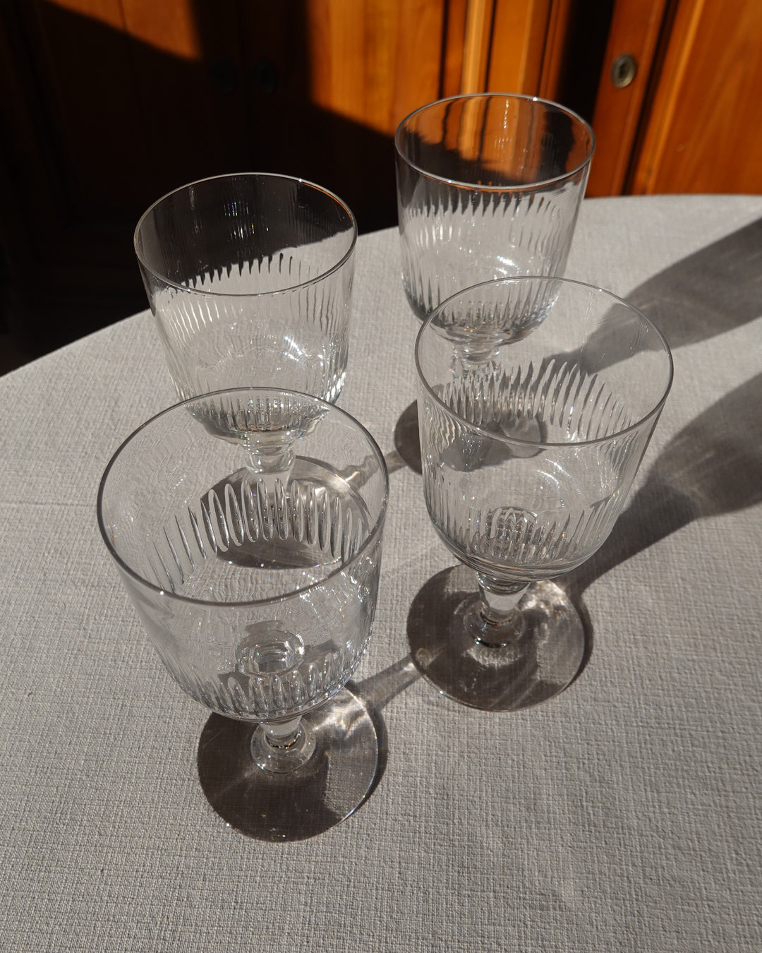 Lot de 4 verres à vin anciens, verre ciselé, pied balustre, style vintage
