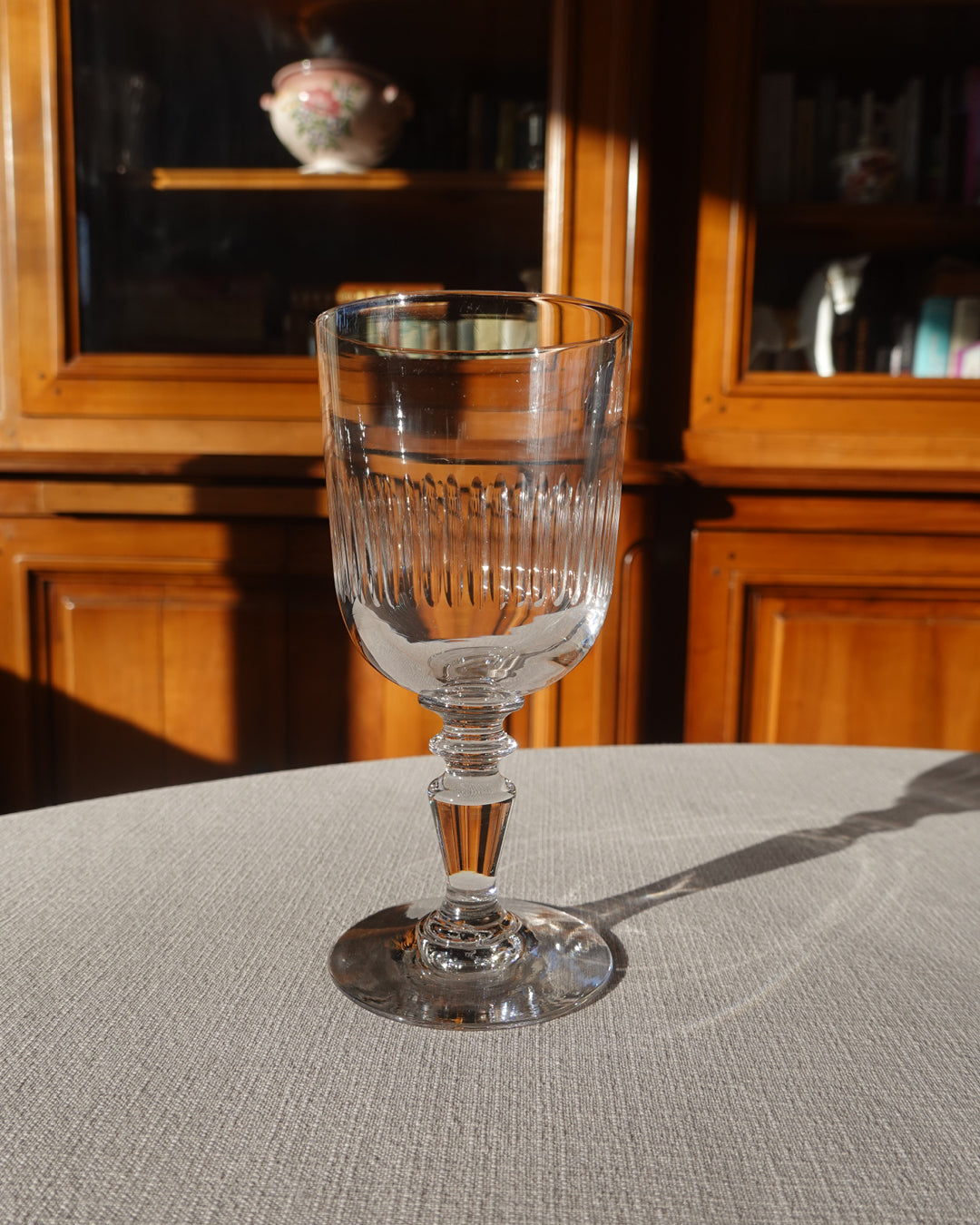 Lot de 4 verres à vin anciens, verre ciselé, pied balustre, style vintage
