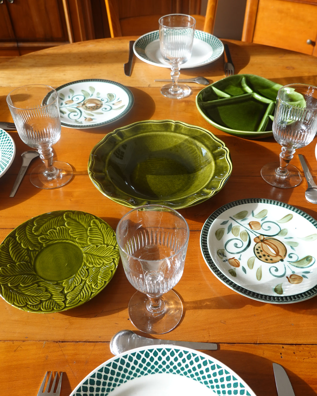 Lot de 4 verres à vin anciens, verre ciselé, pied balustre, style vintage