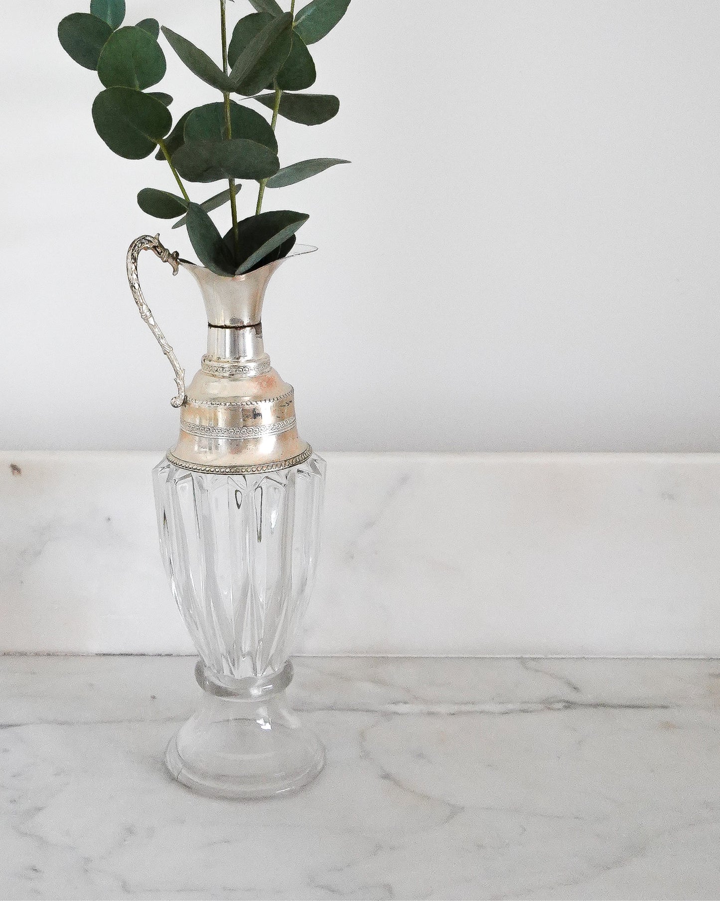 Aiguière ancienne en verre ciselé et métal argenté, style rétro chic, fabriqué en France
