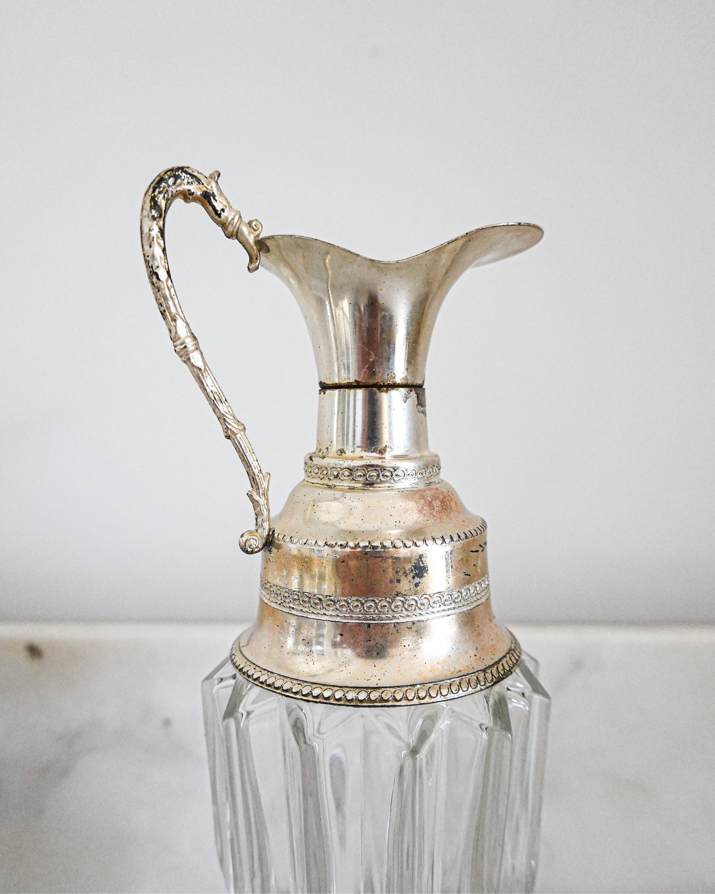 Aiguière ancienne en verre ciselé et métal argenté, style rétro chic, fabriqué en France