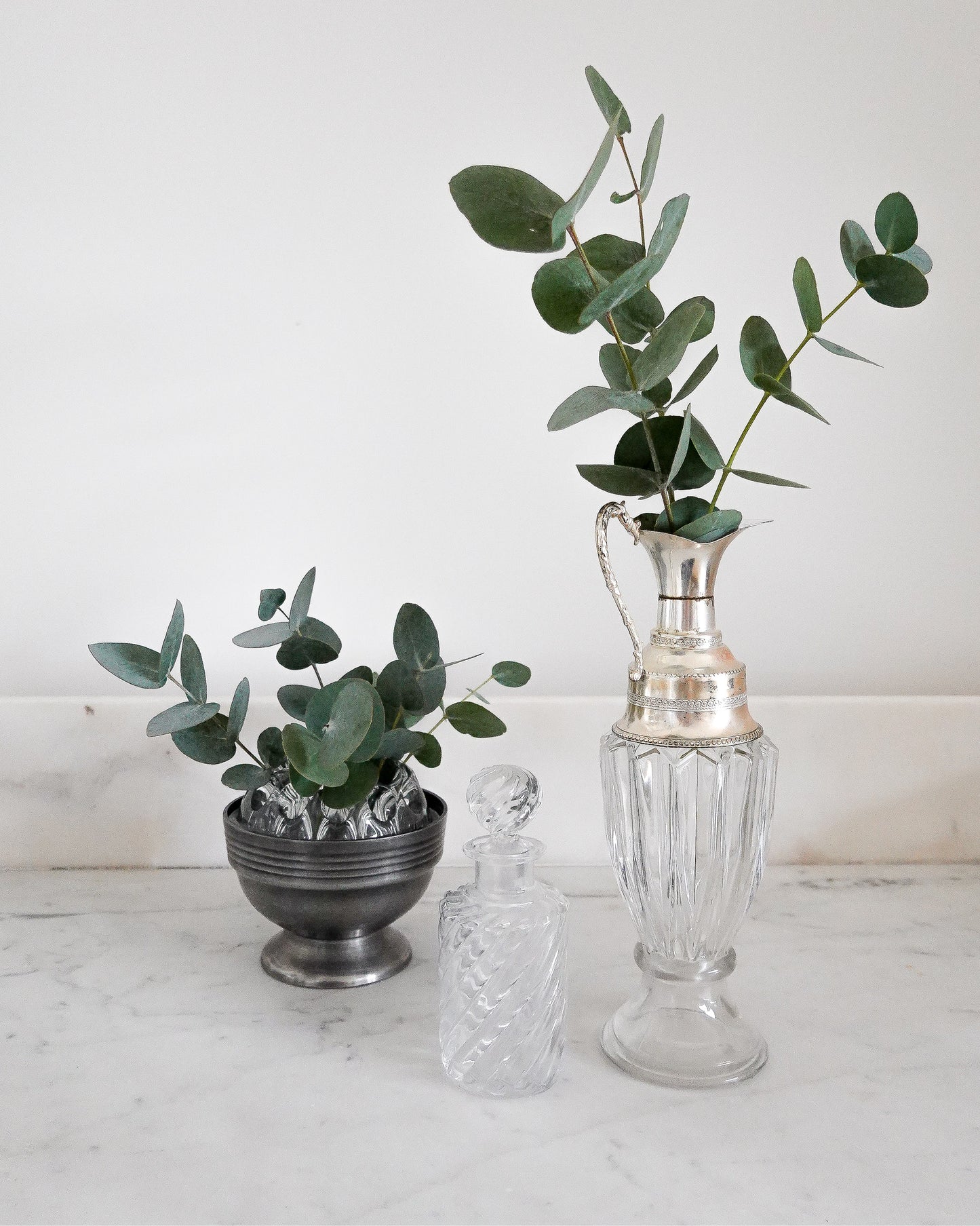 Aiguière ancienne en verre ciselé et métal argenté, style rétro chic, fabriqué en France