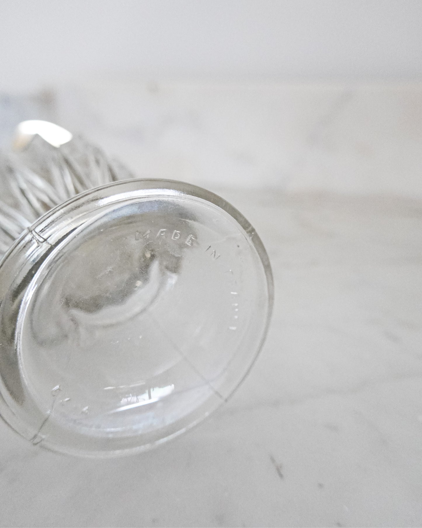 Aiguière ancienne en verre ciselé et métal argenté, style rétro chic, fabriqué en France