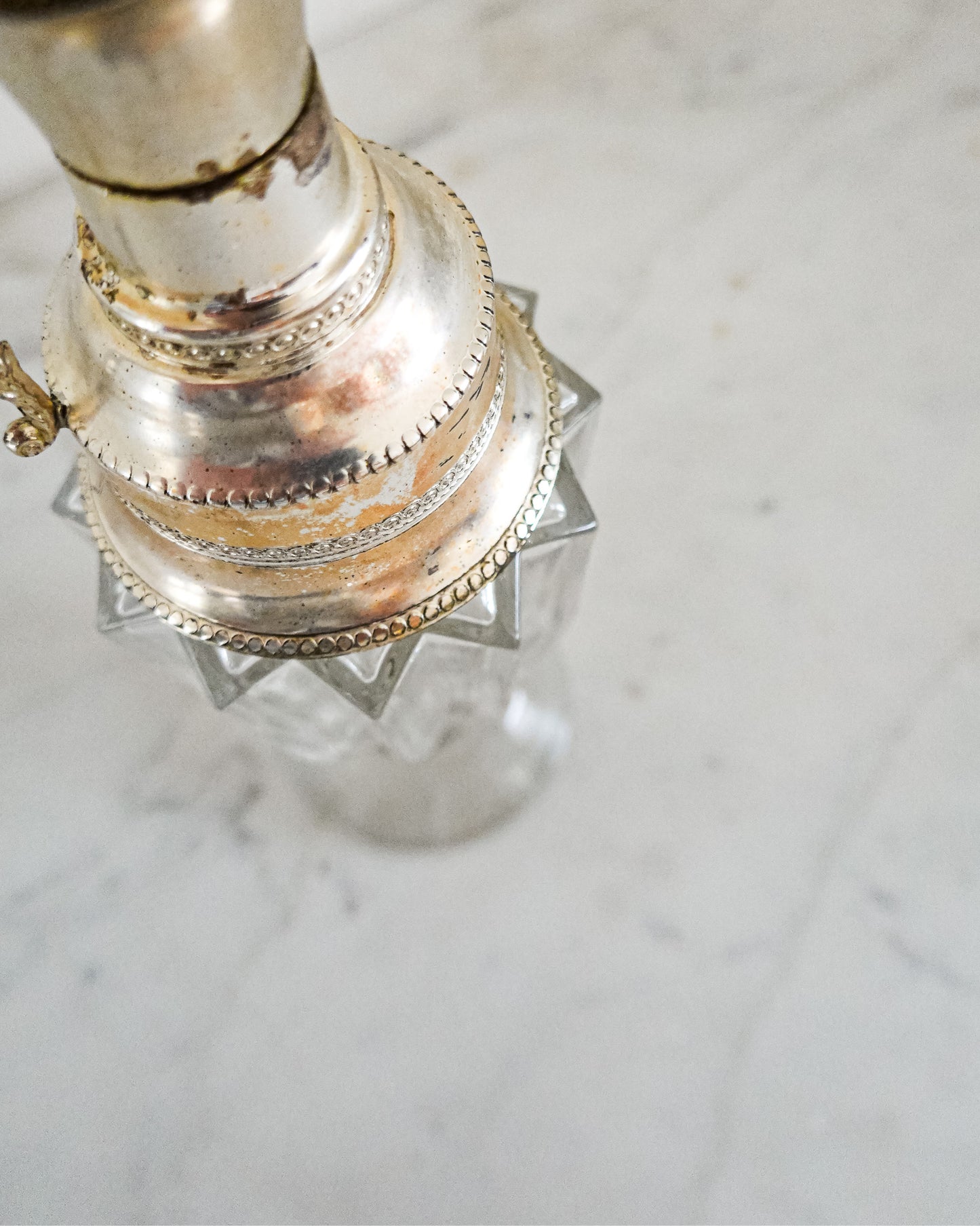 Aiguière ancienne en verre ciselé et métal argenté, style rétro chic, fabriqué en France