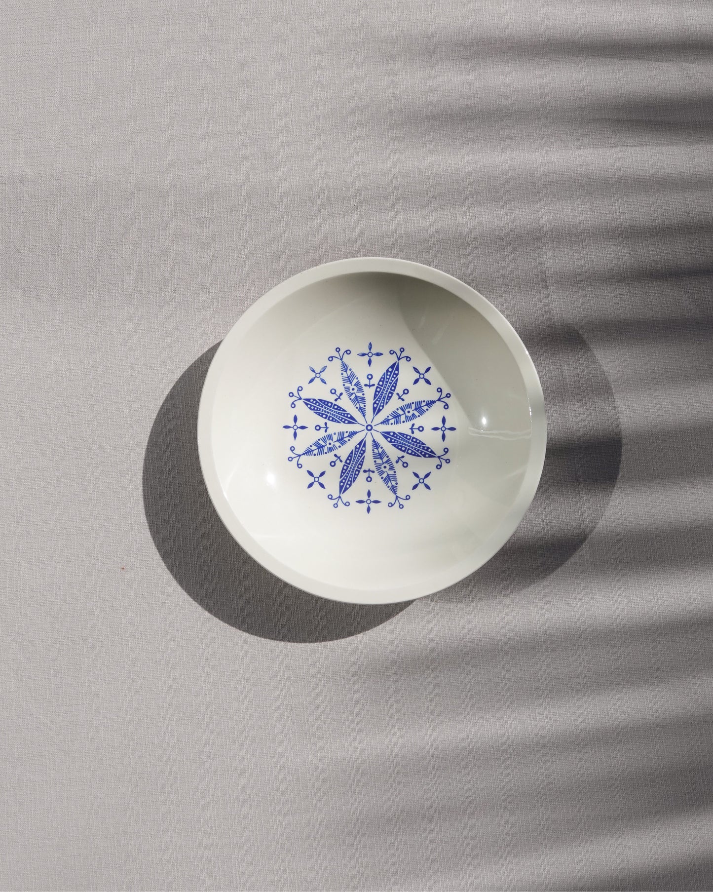 Assiette creuse au motif floral et géométrique de la marque Gien