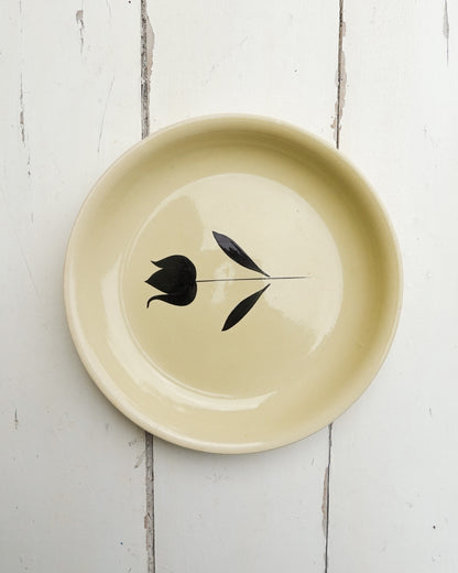 Plat motif Tulipe de la Faïencerie de Niderviller