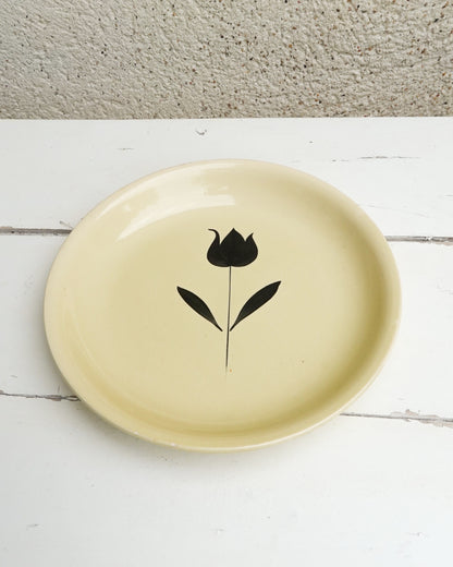 Plat motif Tulipe de la Faïencerie de Niderviller