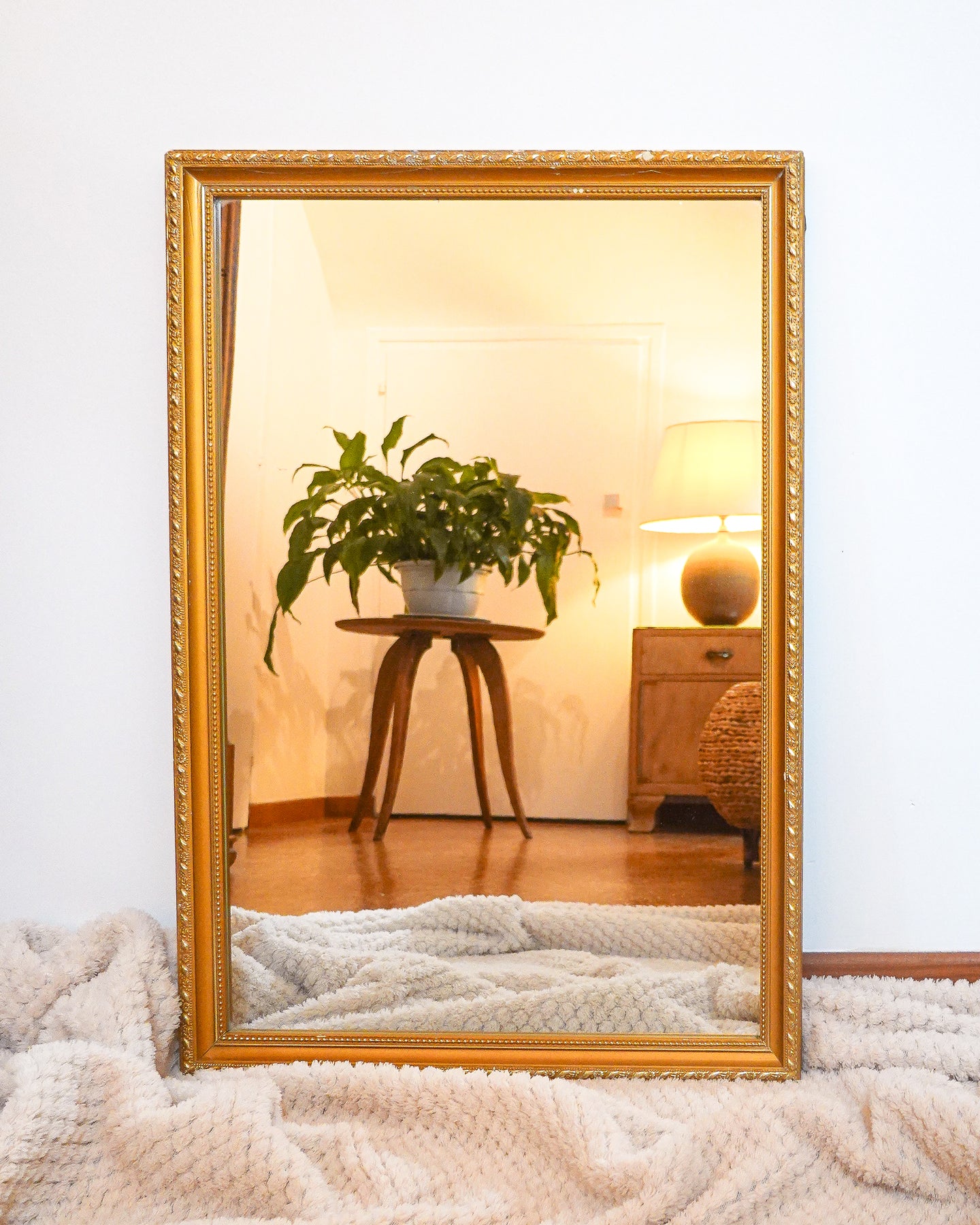 Miroir doré rectangulaire vintage, cadre en bois mouluré avec perles et feuillage