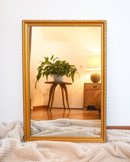 Miroir doré rectangulaire vintage, cadre en bois mouluré avec perles et feuillage