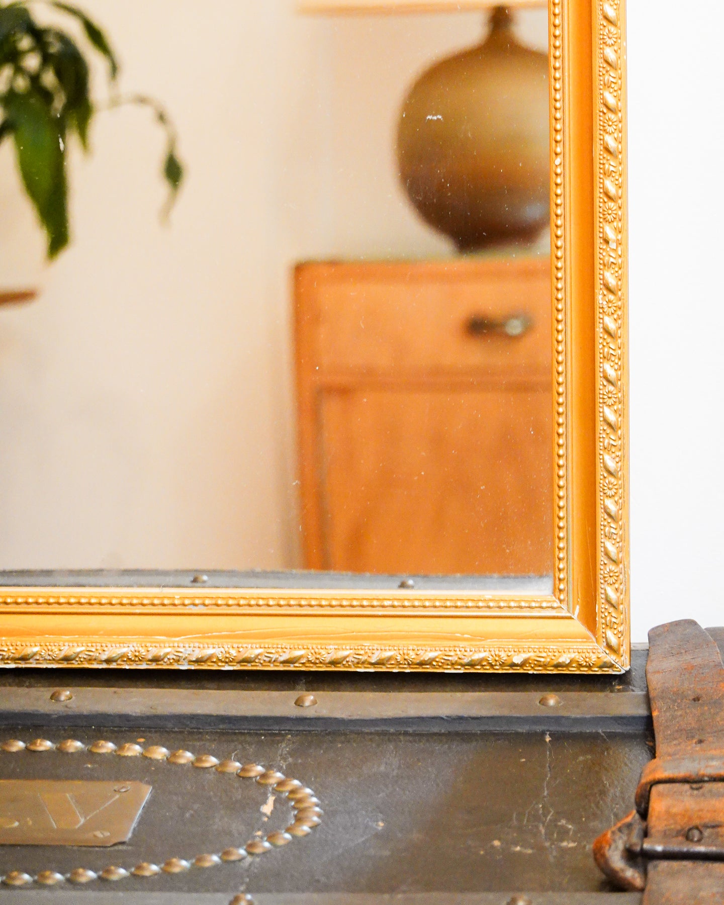 Miroir doré rectangulaire vintage, cadre en bois mouluré avec perles et feuillage