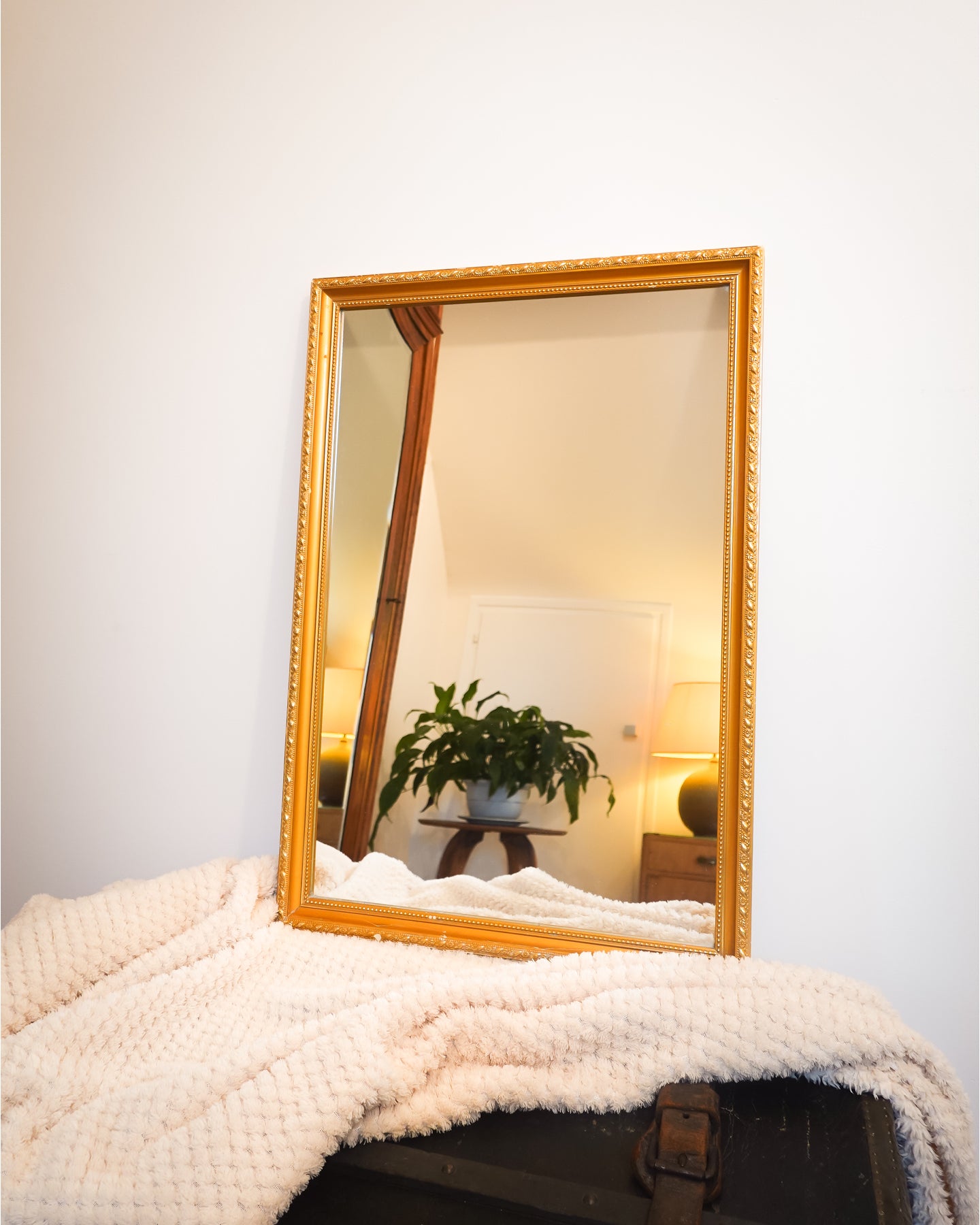 Miroir doré rectangulaire vintage, cadre en bois mouluré avec perles et feuillage