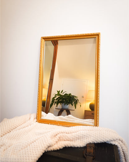 Miroir doré rectangulaire vintage, cadre en bois mouluré avec perles et feuillage
