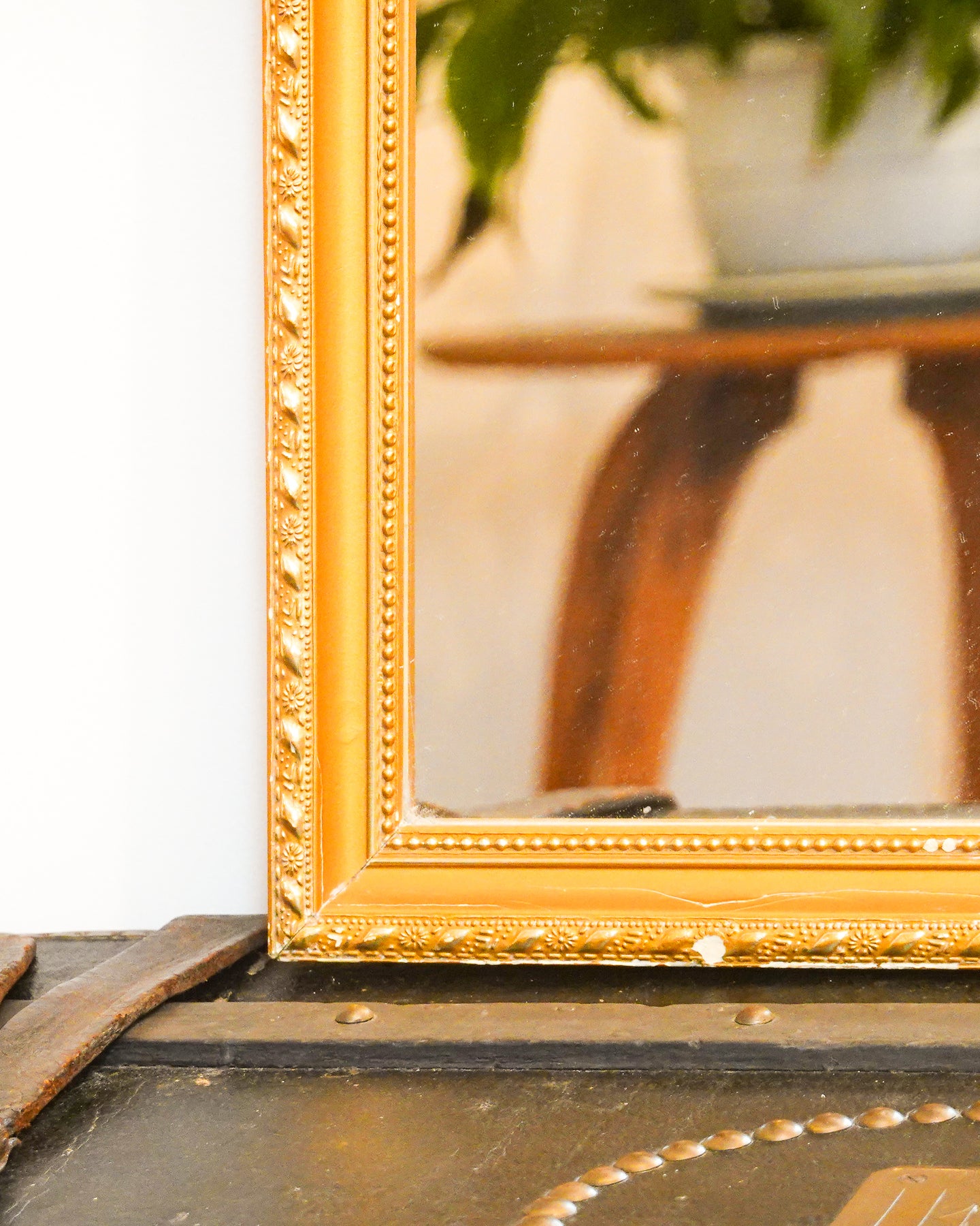 Miroir doré rectangulaire vintage, cadre en bois mouluré avec perles et feuillage