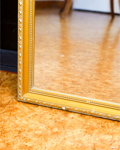 Miroir doré rectangulaire vintage, cadre en bois mouluré avec perles et feuillage